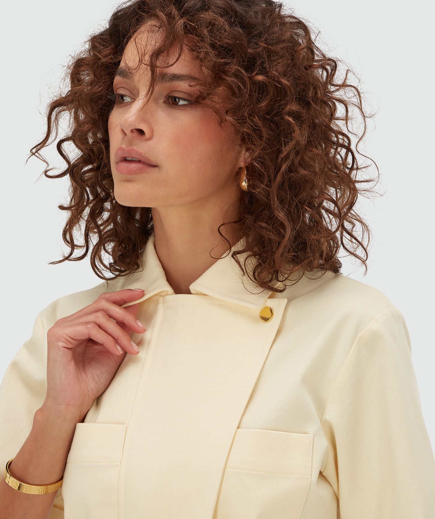 Model draagt een regular fit playsuit in de kleur Butter Yellow