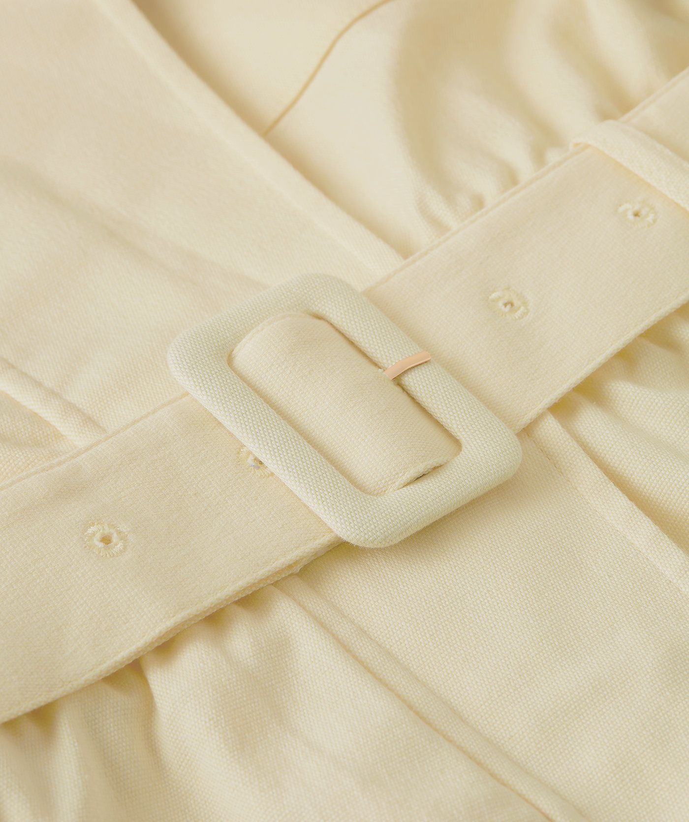 Close-up van een regular fit playsuit in de kleur Butter Yellow