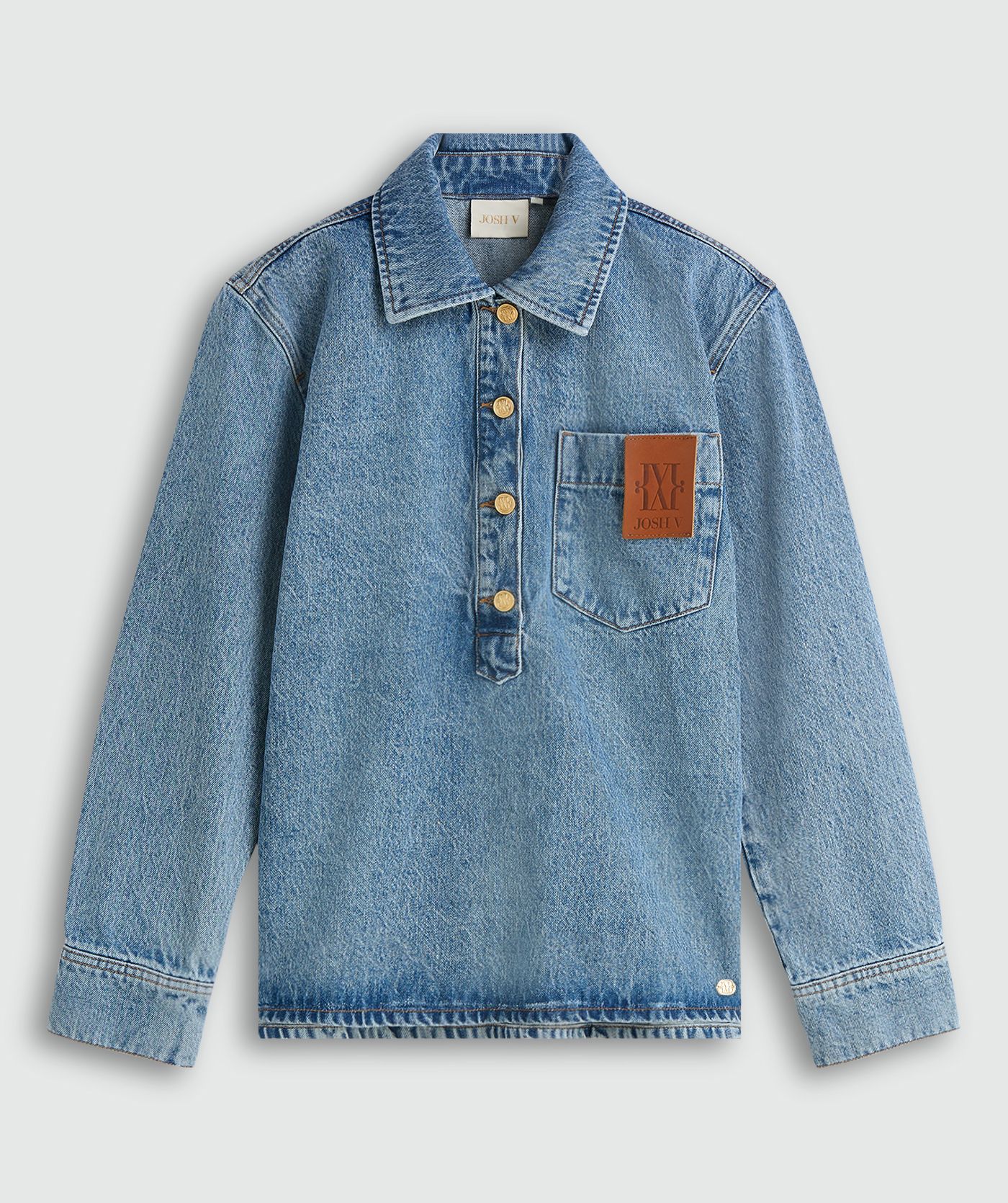 Oversized denimblouse zonder model, weergegeven op een lichtgrijze achtergrond