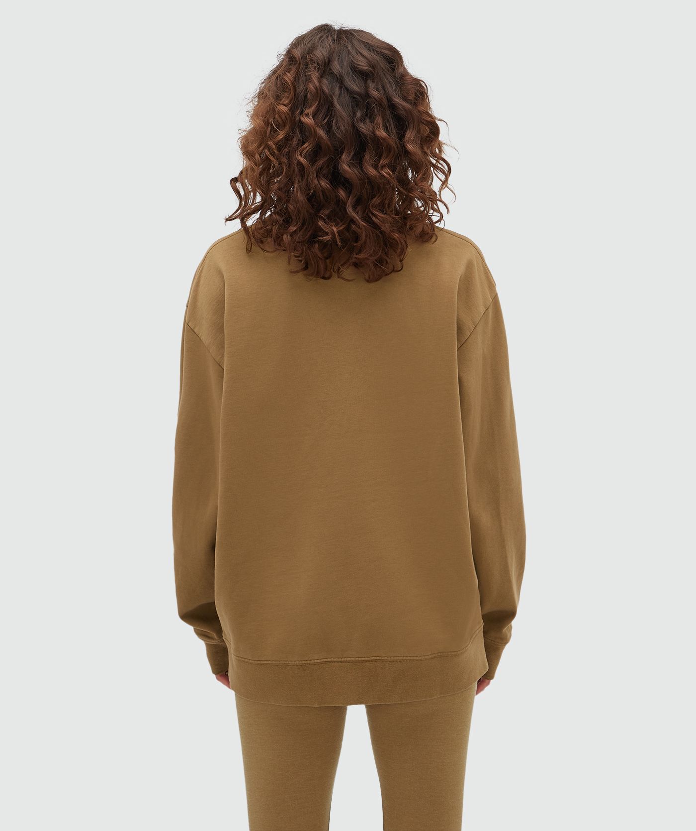 Achteraanzicht van een model in een sweater in de kleur Khaki.
