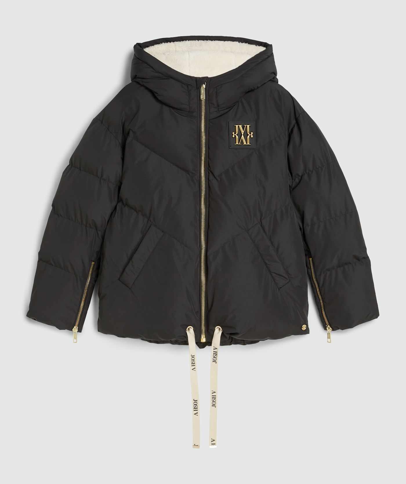 Zwarte oversized gewatteerde jas met JOSH V branded trekkoord aan de onderkant, capuchon, goudkleurige ritssluiting en rubberen patch op de borst - Josh V
