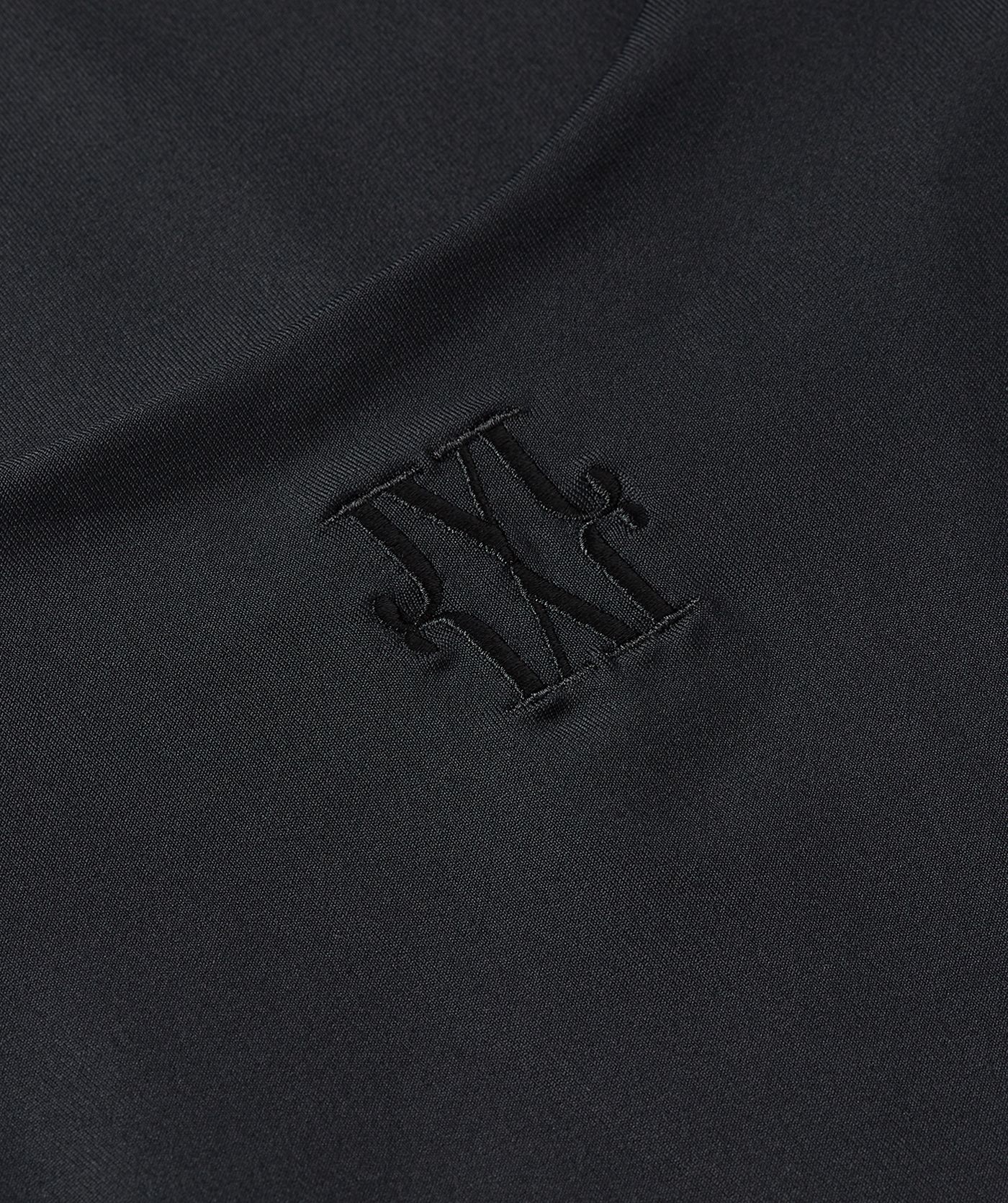 Close-up van JOSH V-logo in de nek.