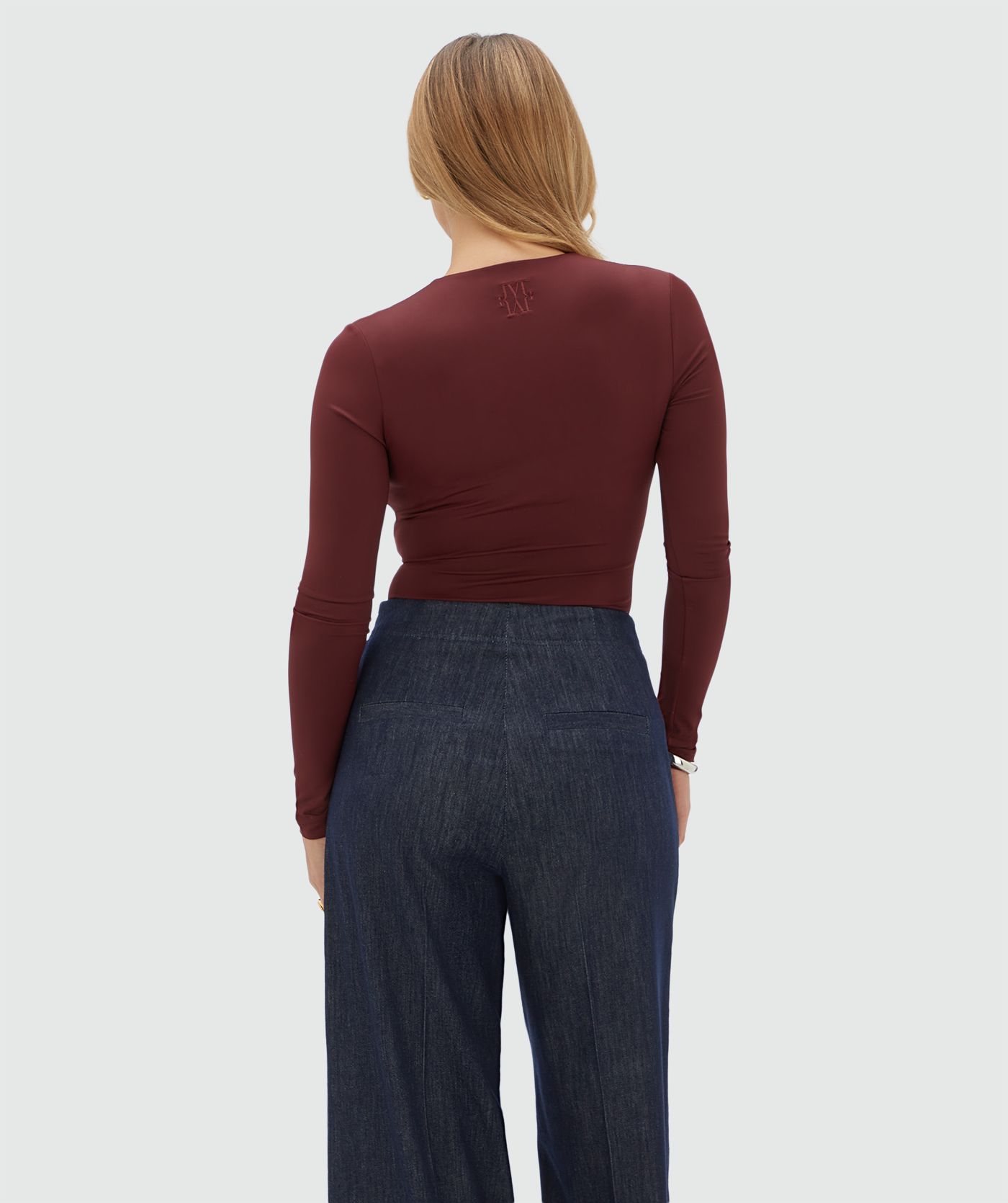 Achteraanzicht van een model in een donkerrode body met een JOSH V logo achter in de nek.
