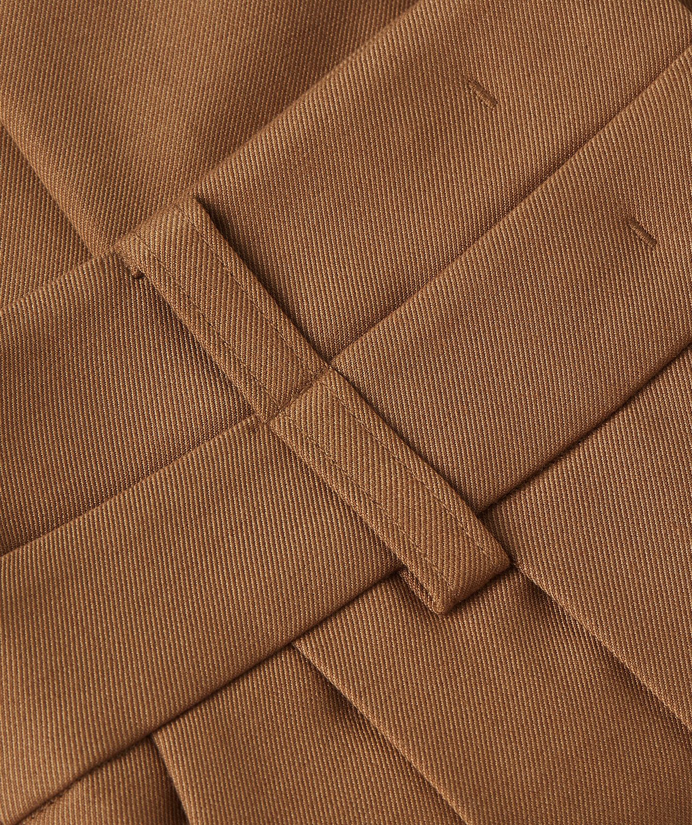 Close-up van een mid rise mini rok in de kleur Cognac
