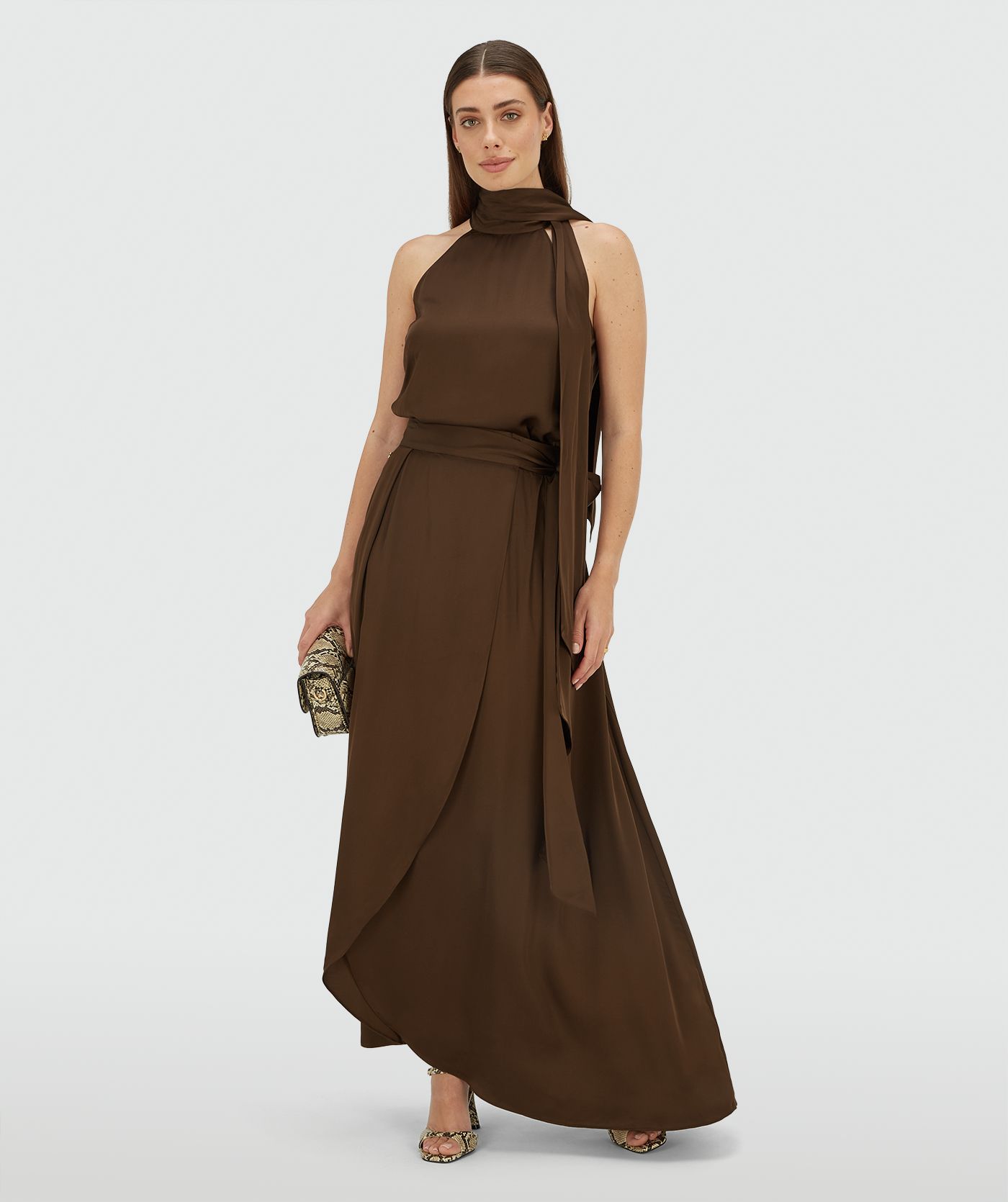 Model draagt een overslag maxi rok in satijn look in de kleur Brown
