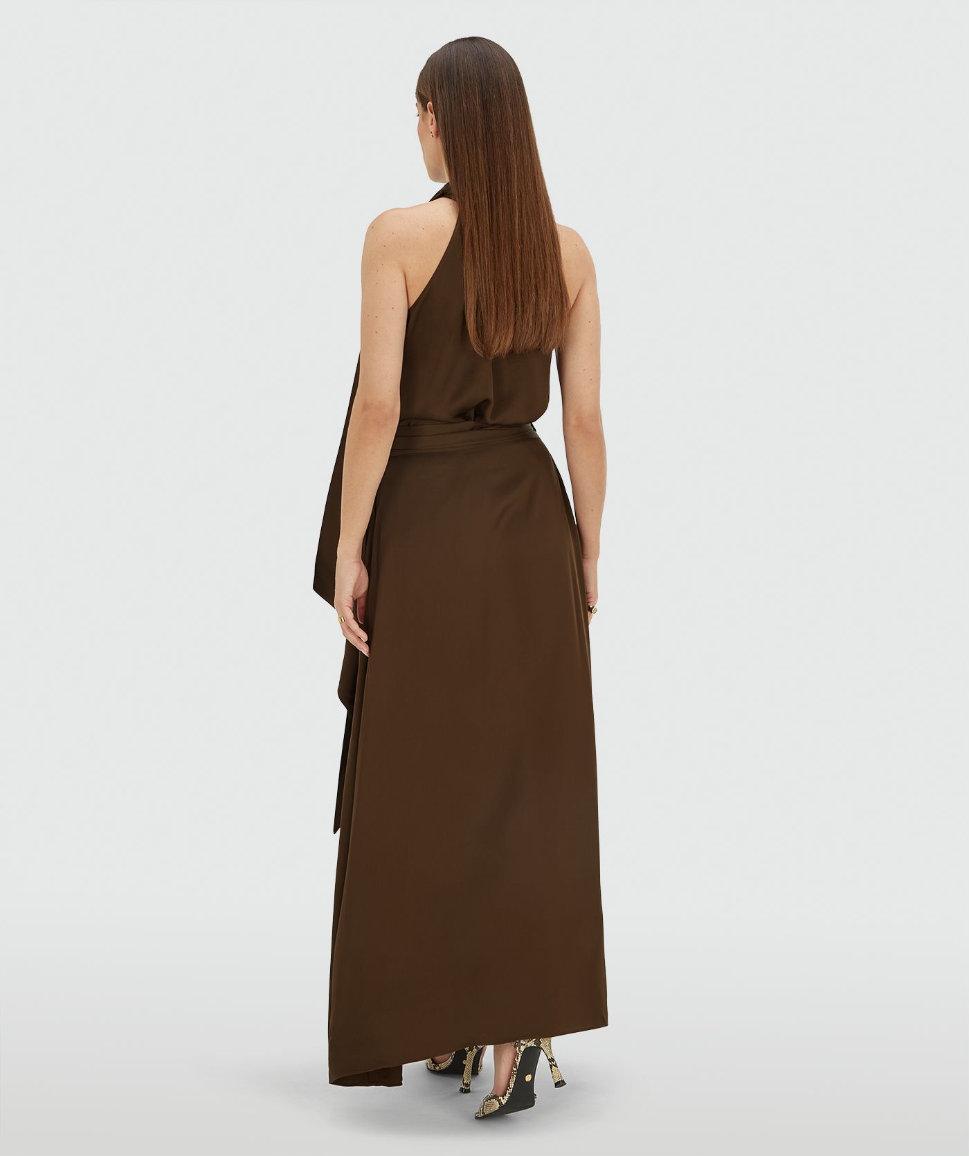 Achteraanzicht van een model in een overslag maxi rok in satijn look in de kleur Brown