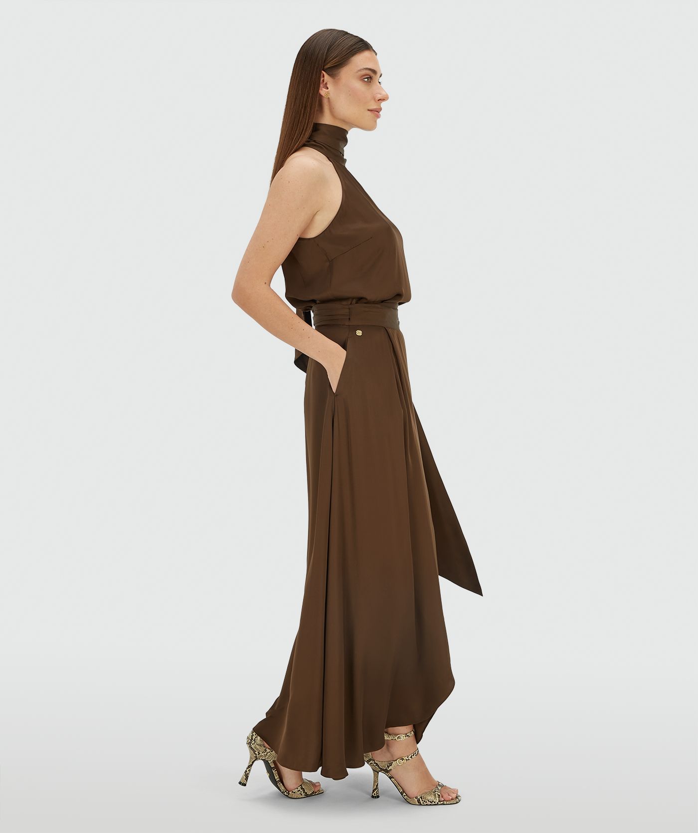 Zijaanzicht van een model in een overslag maxi rok in satijn look in de kleur Brown
