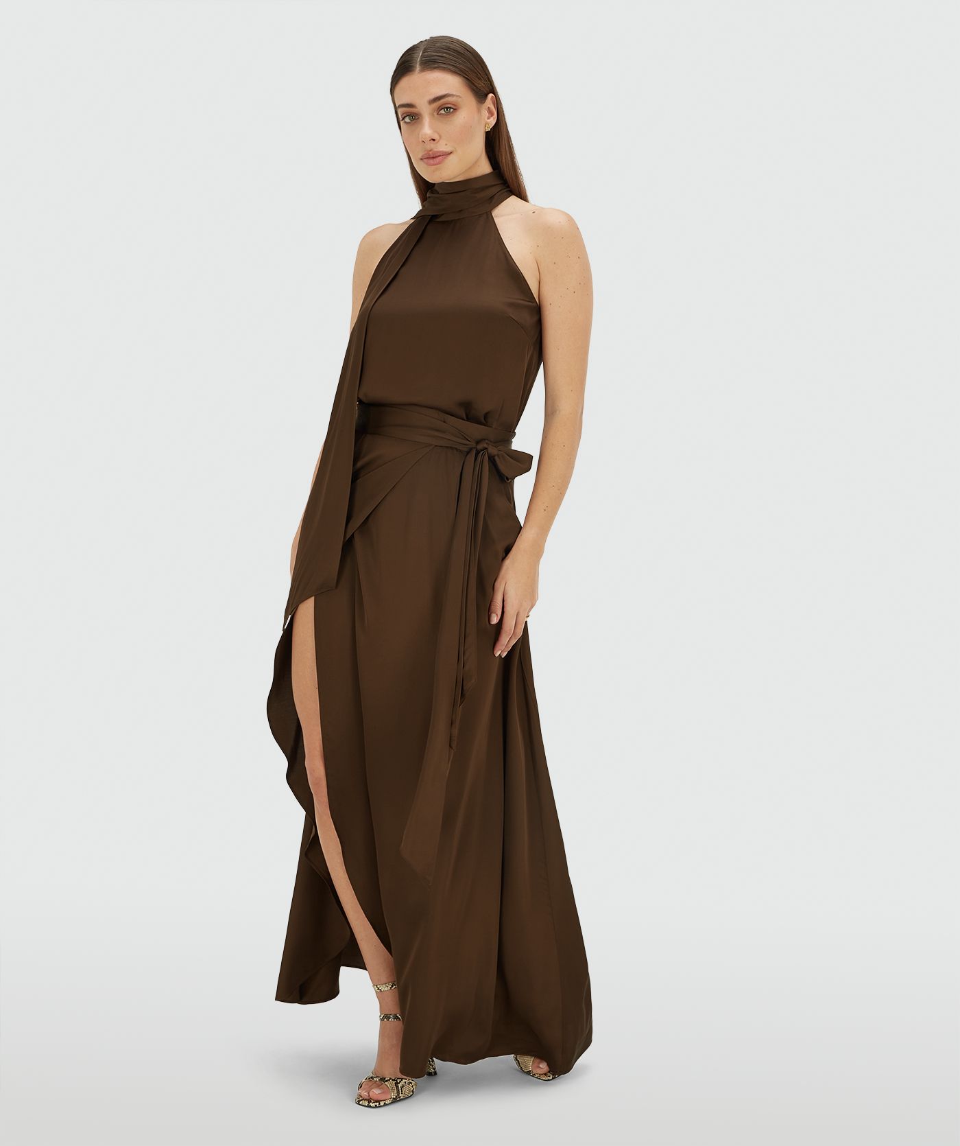 Model draagt een overslag maxi rok in satijn look in de kleur Brown