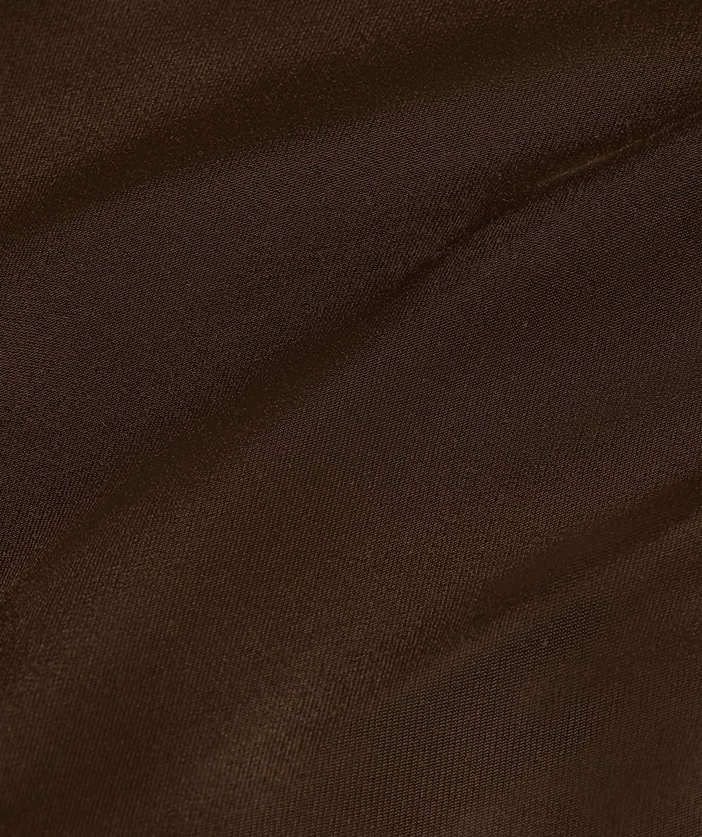 Close-up van een overslag maxi rok in satijn look in de kleur Brown