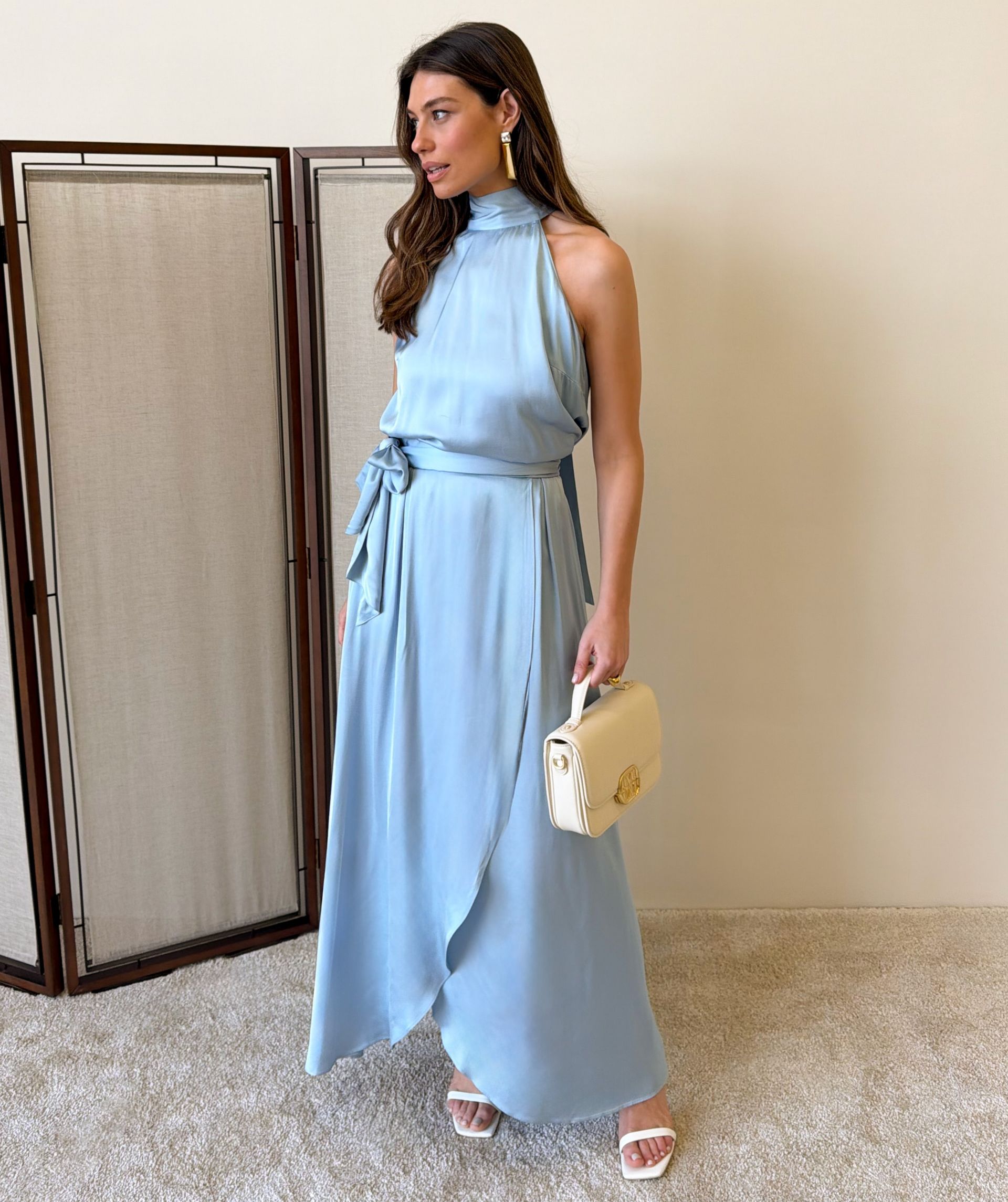 Model draagt een overslag maxi rok in satijn look in de kleur Fresh Blue