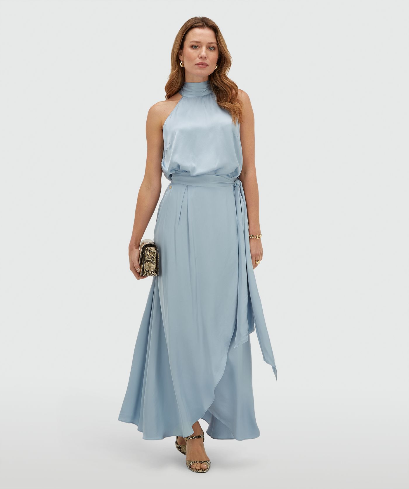 Model draagt een overslag maxi rok in satijn look in de kleur Fresh Blue