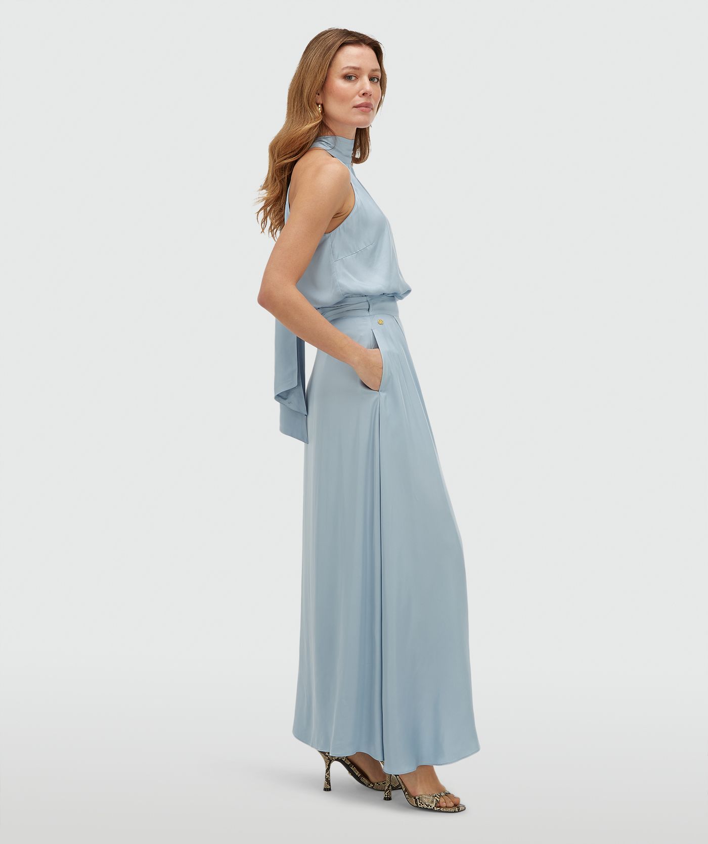Zijaanzicht van een model in een overslag maxi rok in satijn look in de kleur Fresh Blue