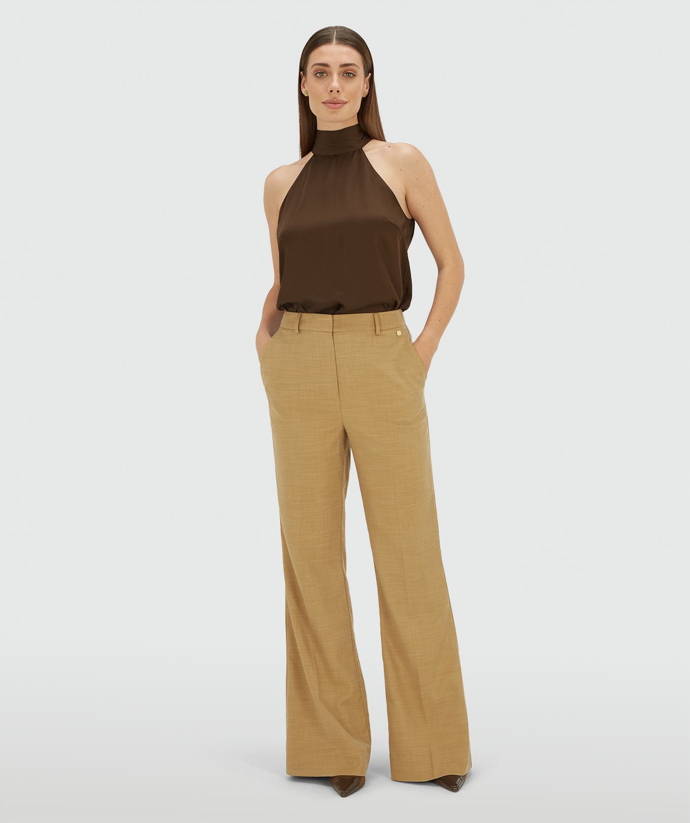 Model draagt een loose fit top in satijn look in de kleur Brown