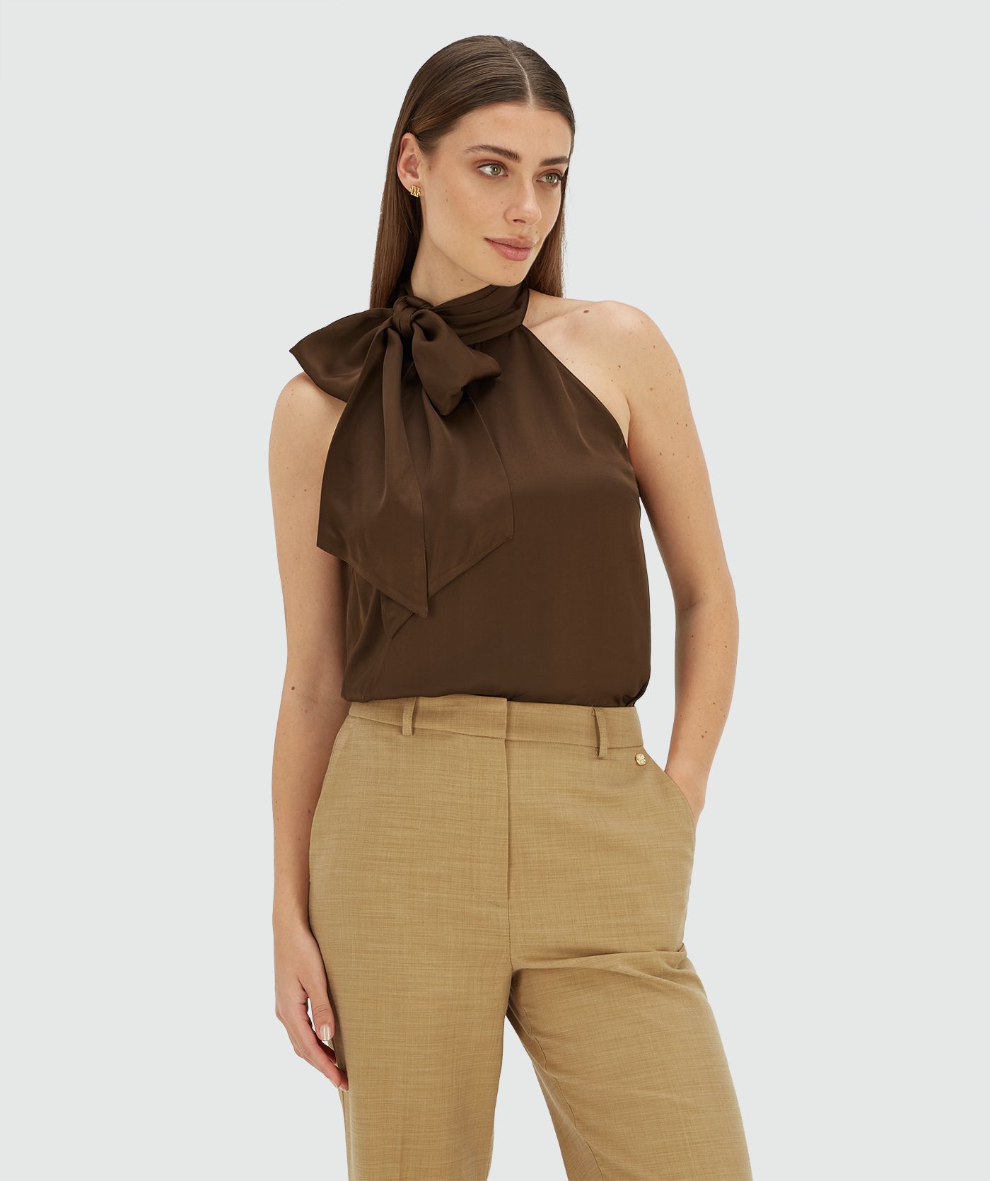 Model draagt een loose fit top in satijn look in de kleur Brown