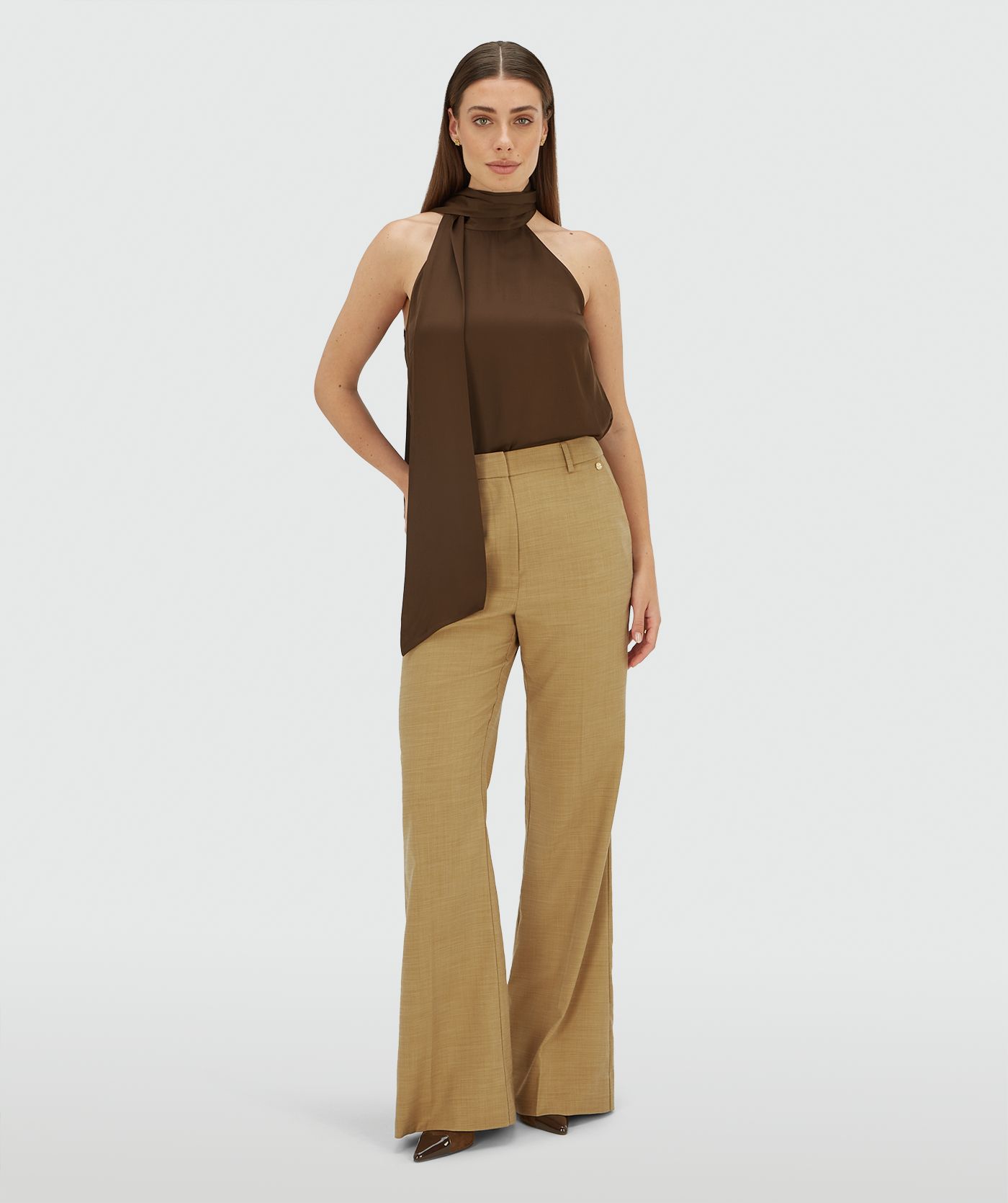 Model draagt een loose fit top in satijn look in de kleur Brown