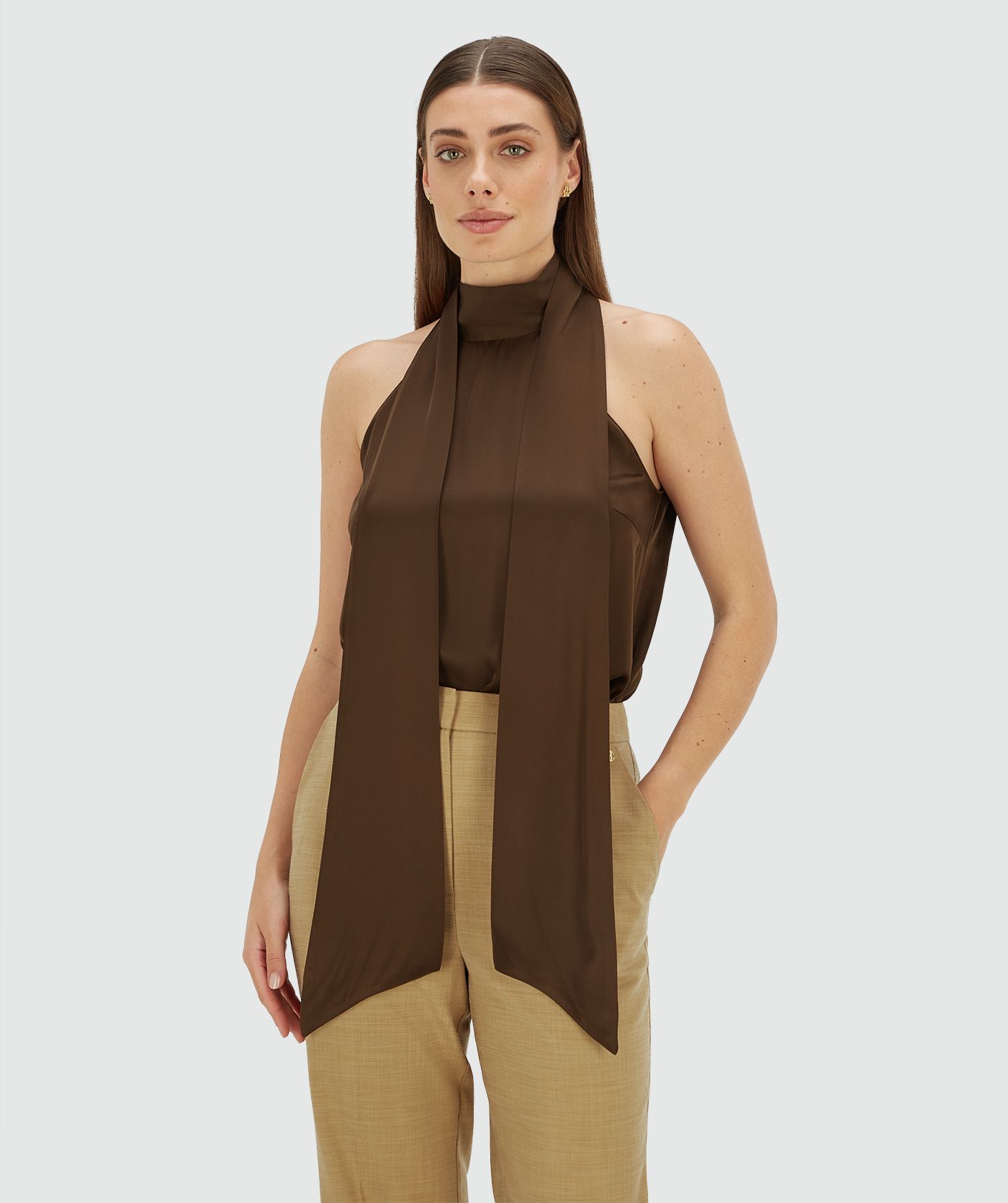 Model draagt een loose fit top in satijn look in de kleur Brown