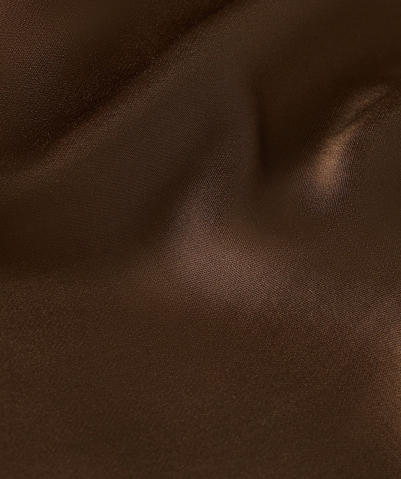 Close-up van een loose fit top in satijn look in de kleur Brown
