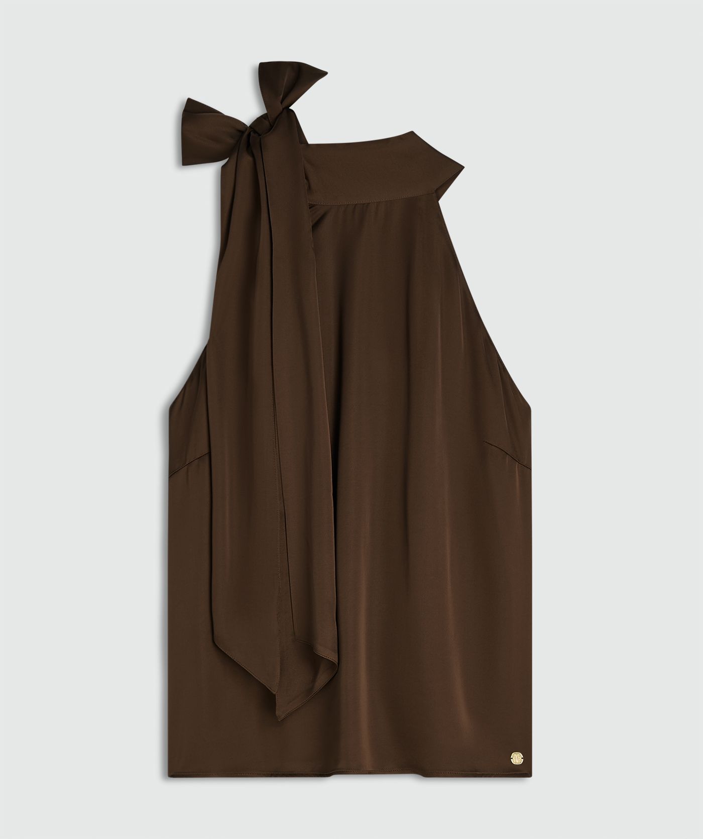 Een loose fit top in satijn look in de kleur Brown zonder model, weergegeven op een lichtgrijze achtergrond