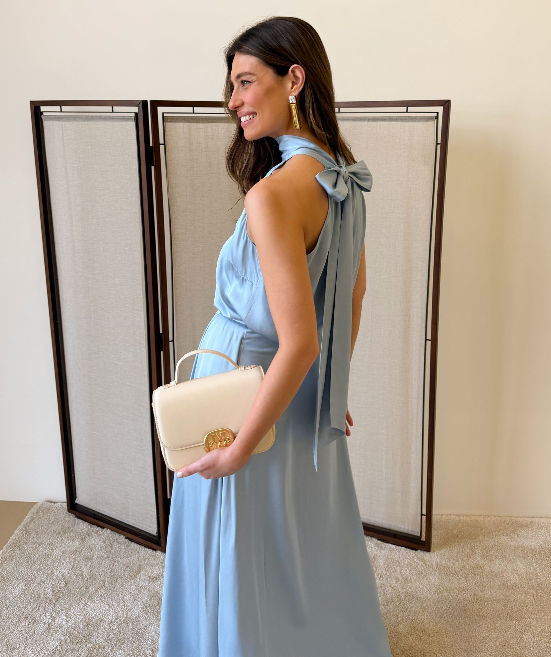 Zijaanzicht van een model in een loose fit top in satijn look in de kleur Fresh Blue