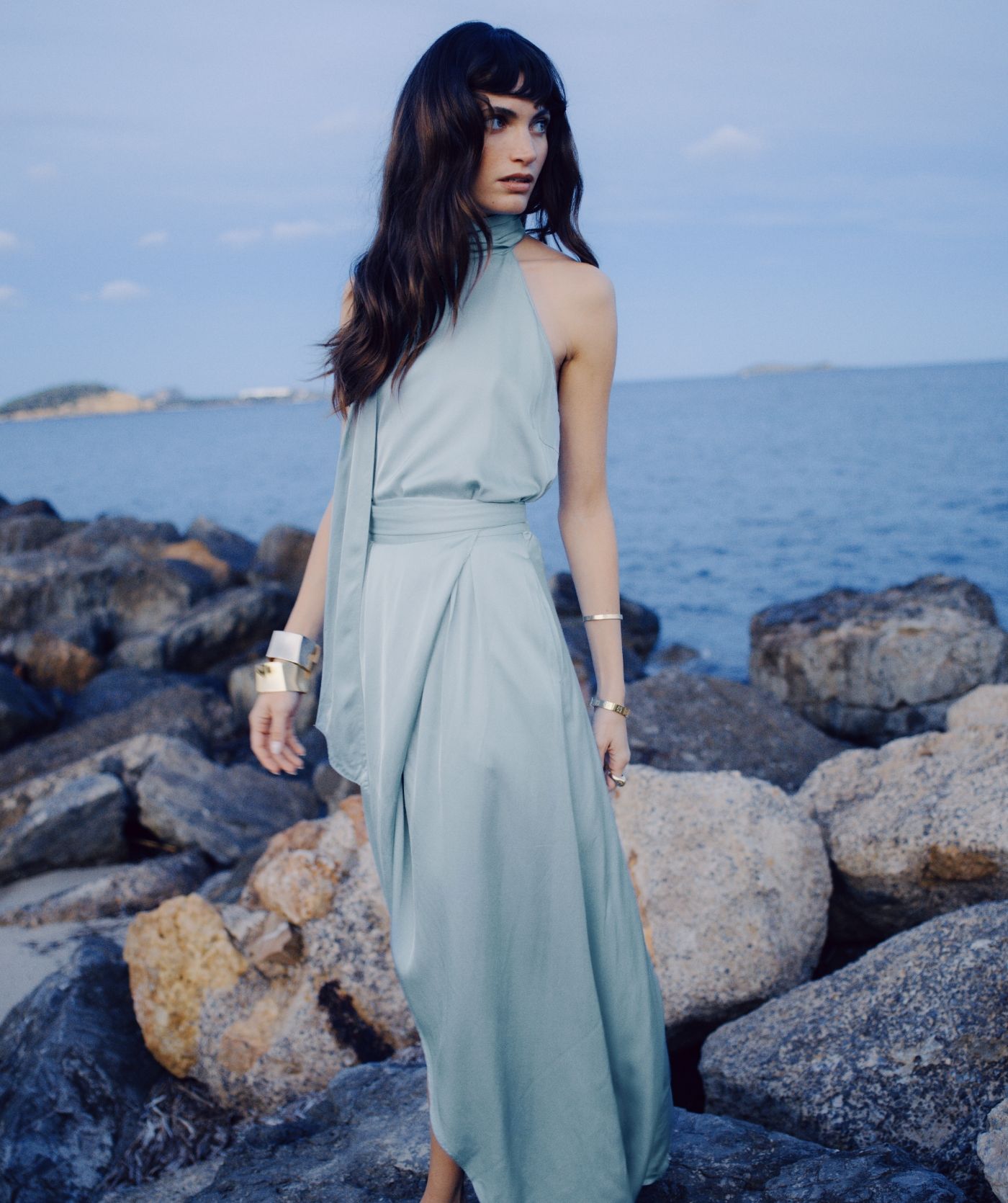 Model draagt een loose fit top in satijn look in de kleur Fresh Blue