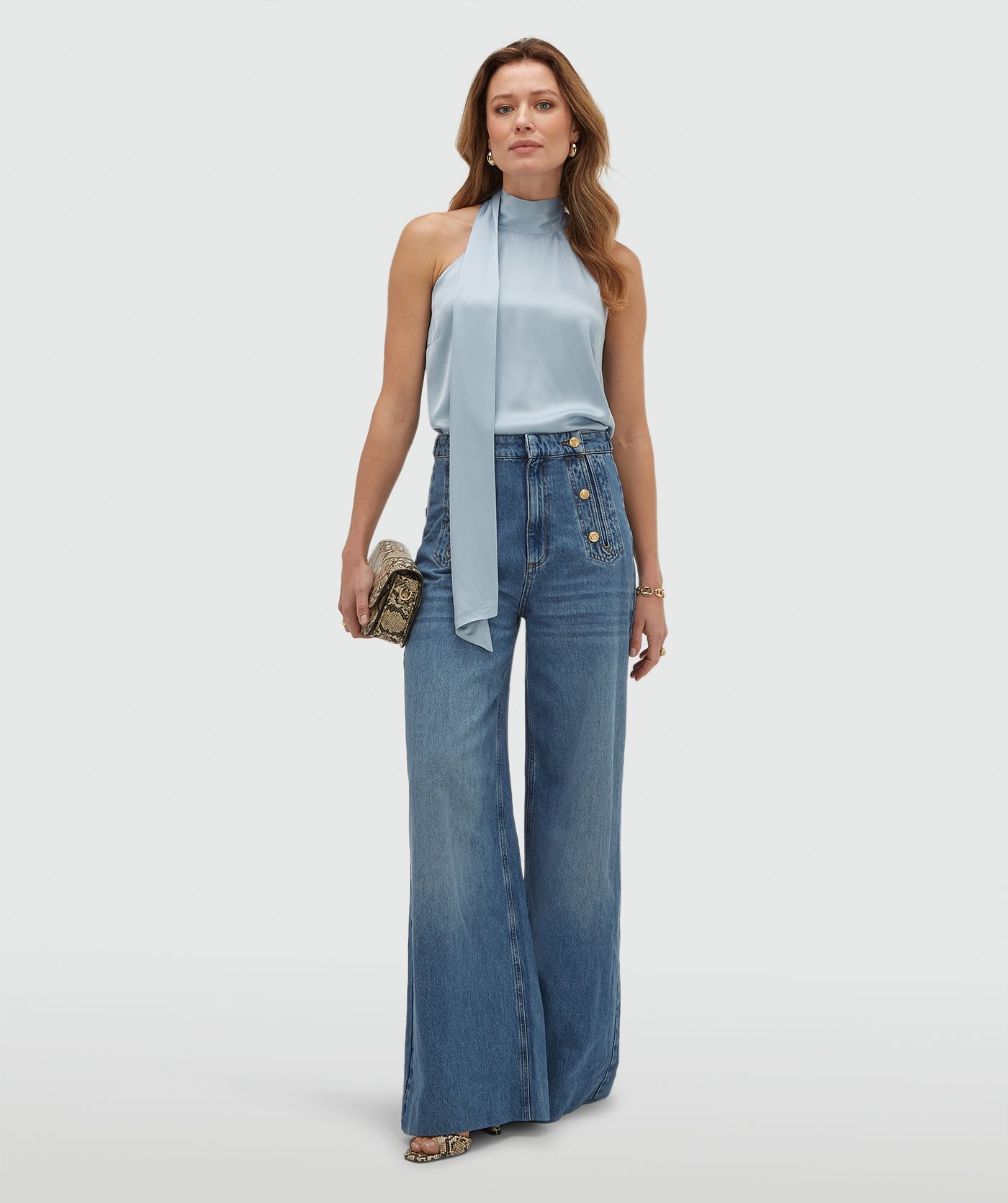 Model draagt een loose fit top in satijn look in de kleur Fresh Blue