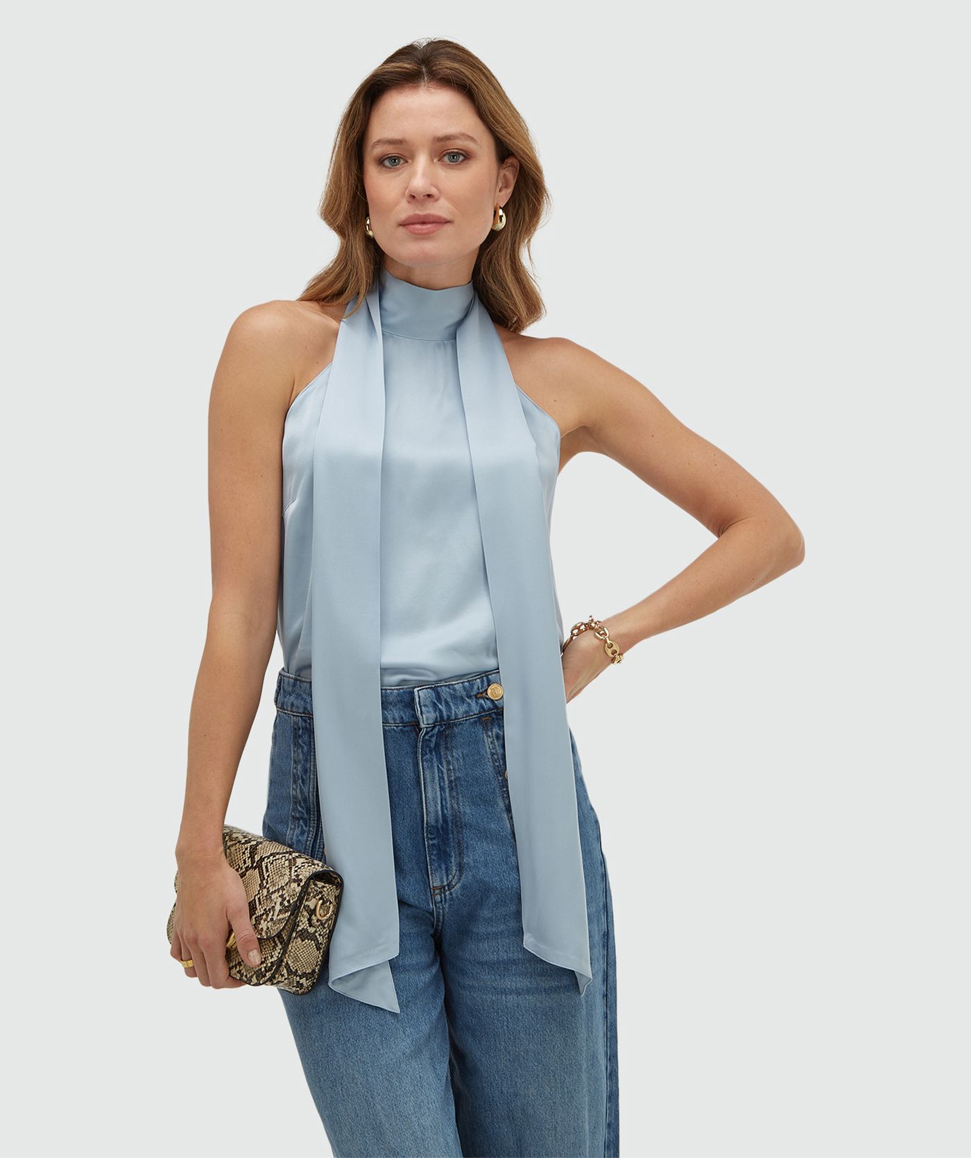Model draagt een loose fit top in satijn look in de kleur Fresh Blue