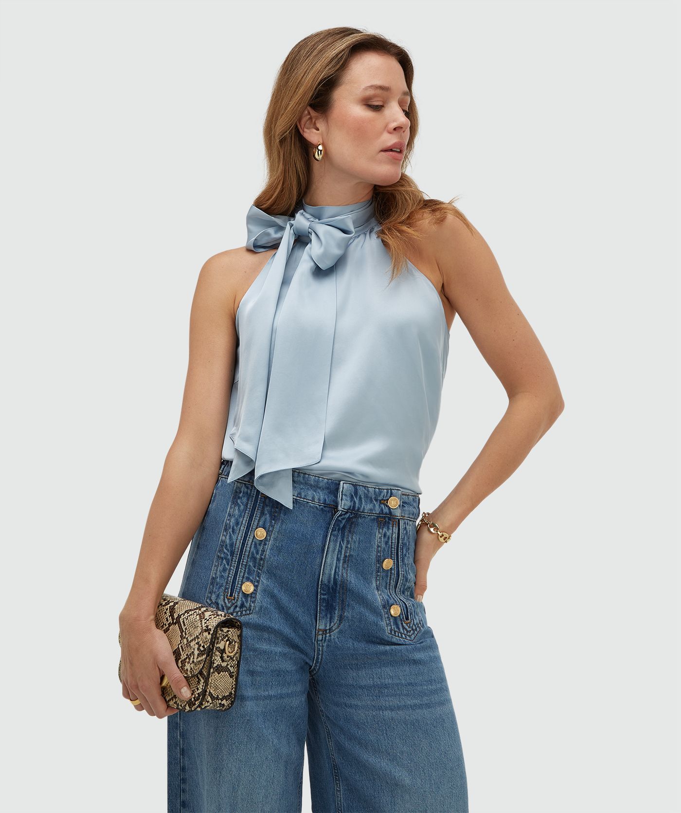 Model draagt een loose fit top in satijn look in de kleur Fresh Blue