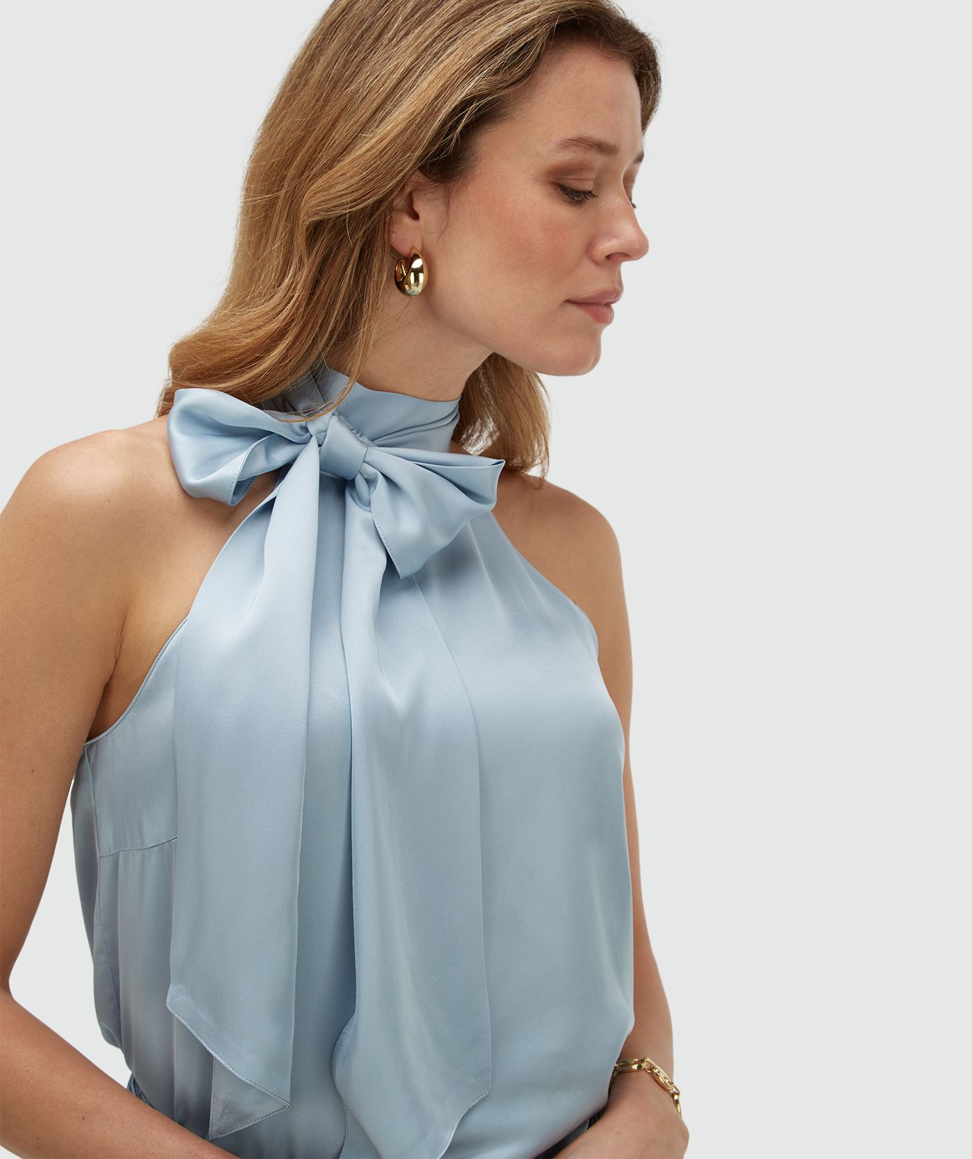 Model draagt een loose fit top in satijn look in de kleur Fresh Blue