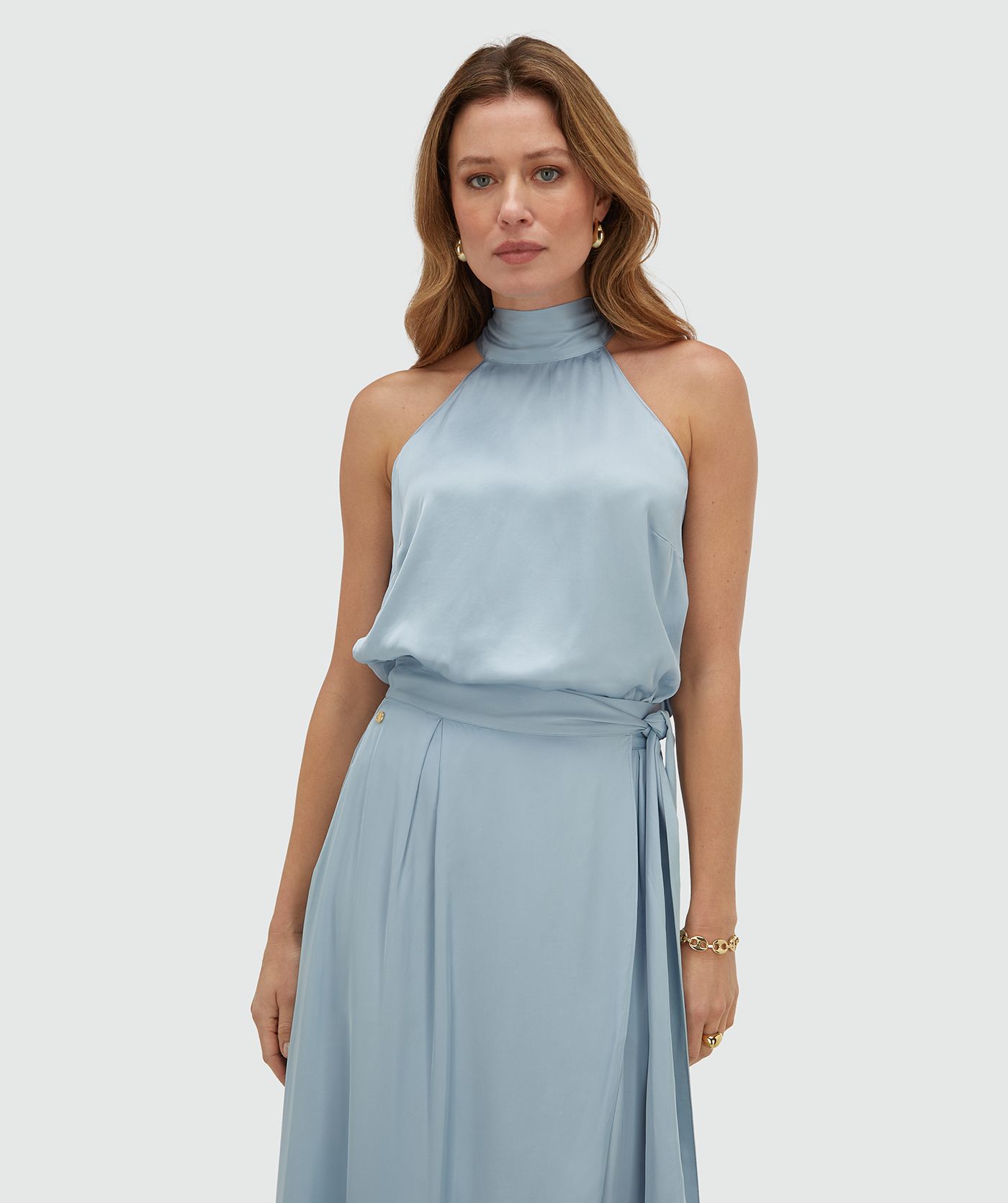 Model draagt een loose fit top in satijn look in de kleur Fresh Blue