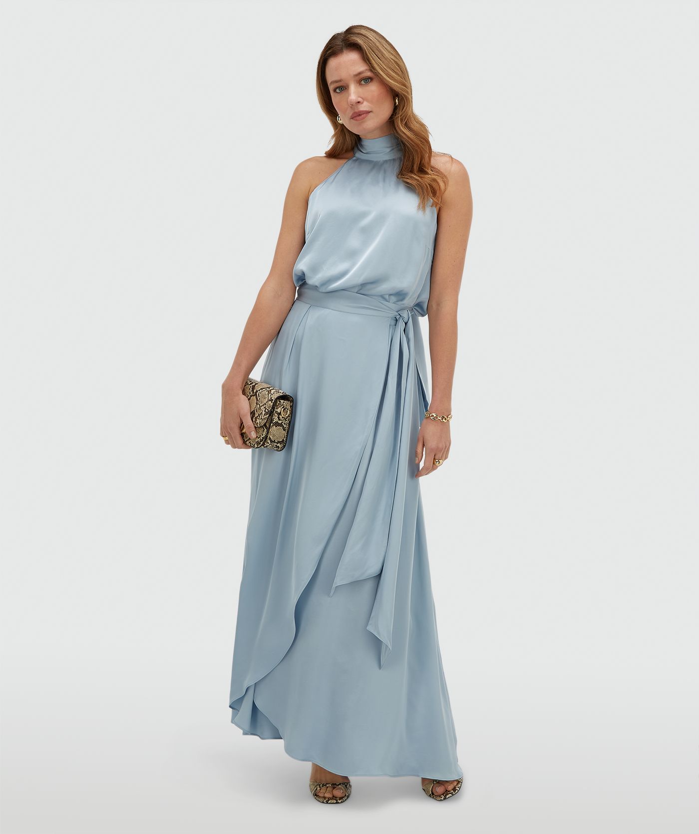 Model draagt een loose fit top in satijn look in de kleur Fresh Blue