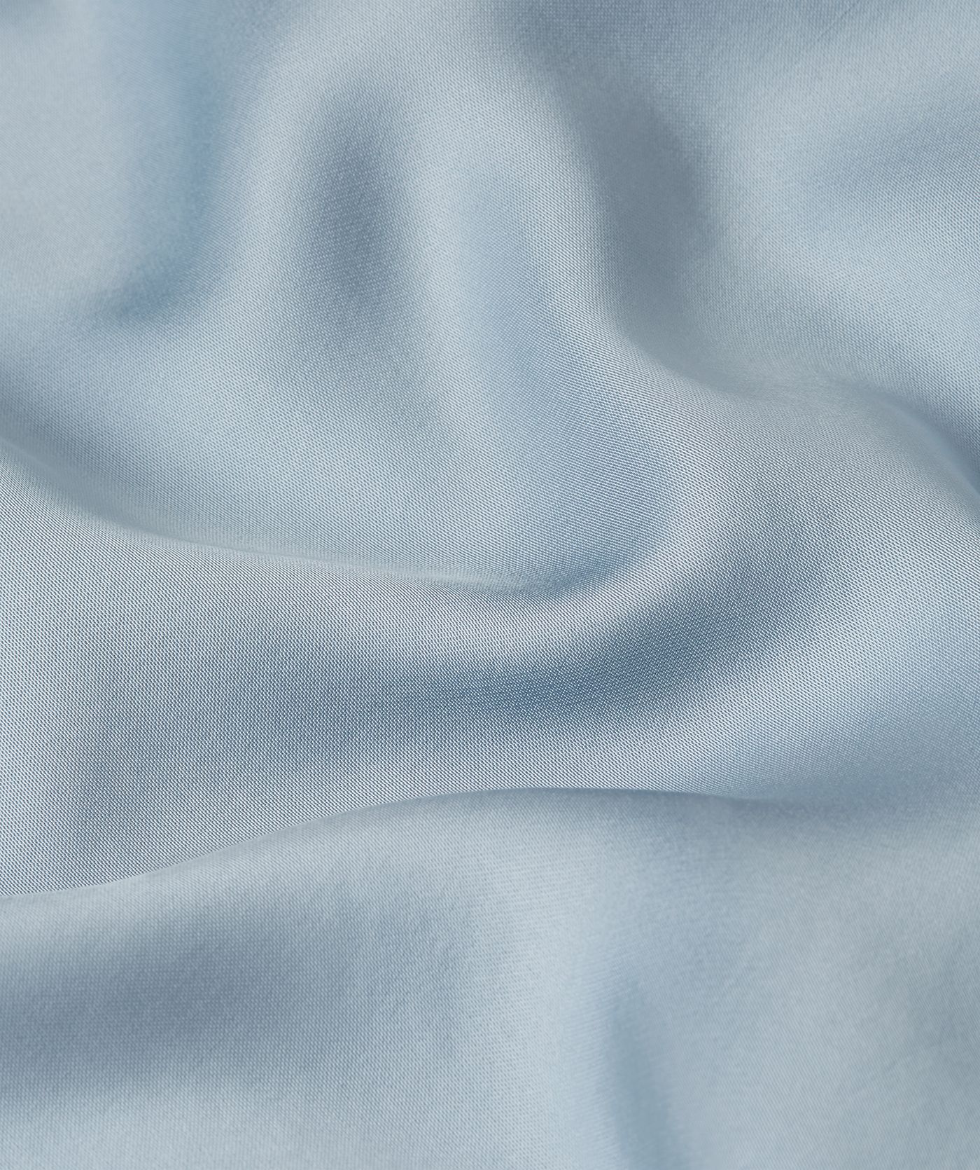 Close-up van een loose fit top in satijn look in de kleur Fresh Blue
