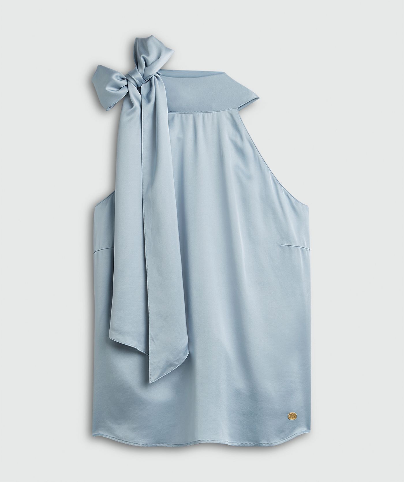 Een loose fit top in satijn look in de kleur Fresh Blue, weergegeven op een lichtgrijze achtergrond