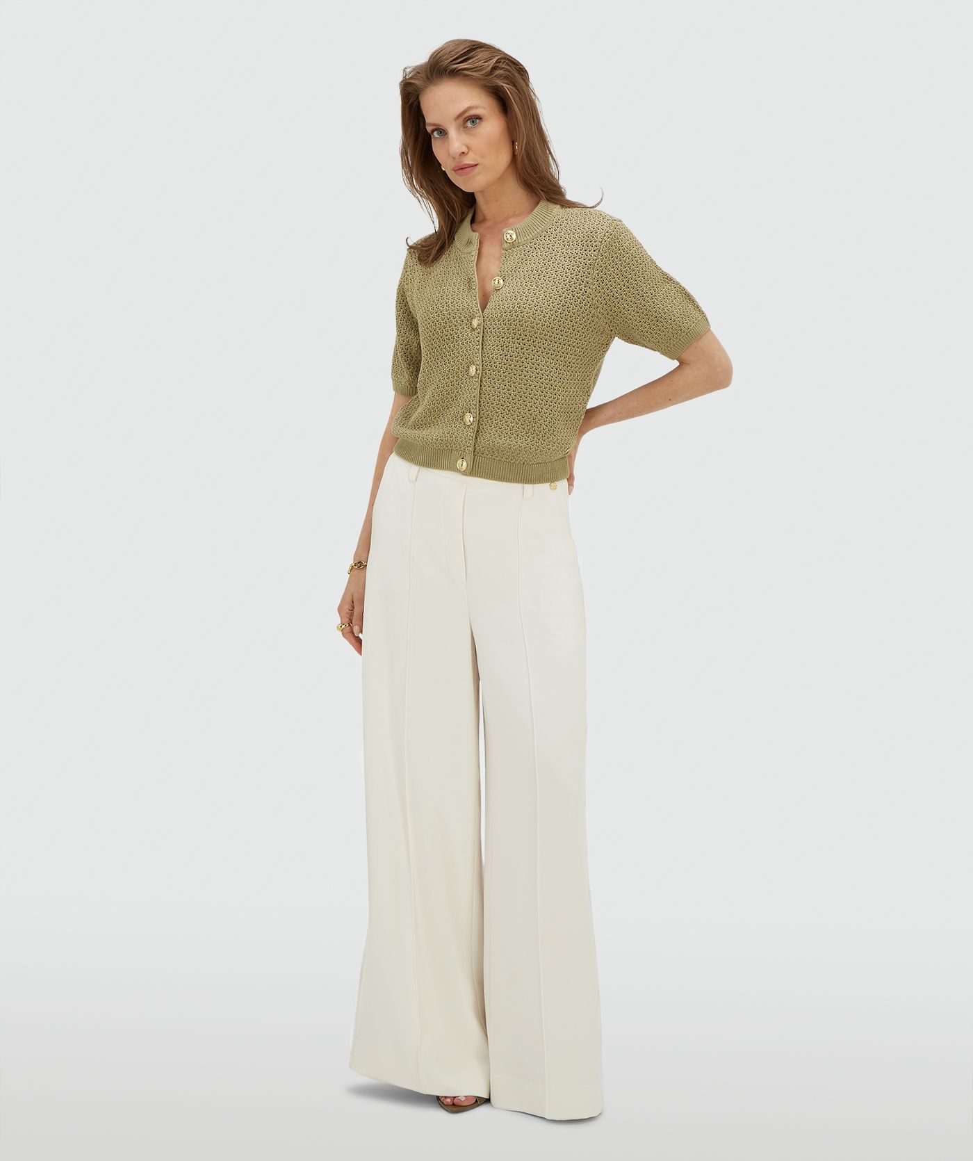 Model draagt een regular fit vest in de kleur Dark Pistachio