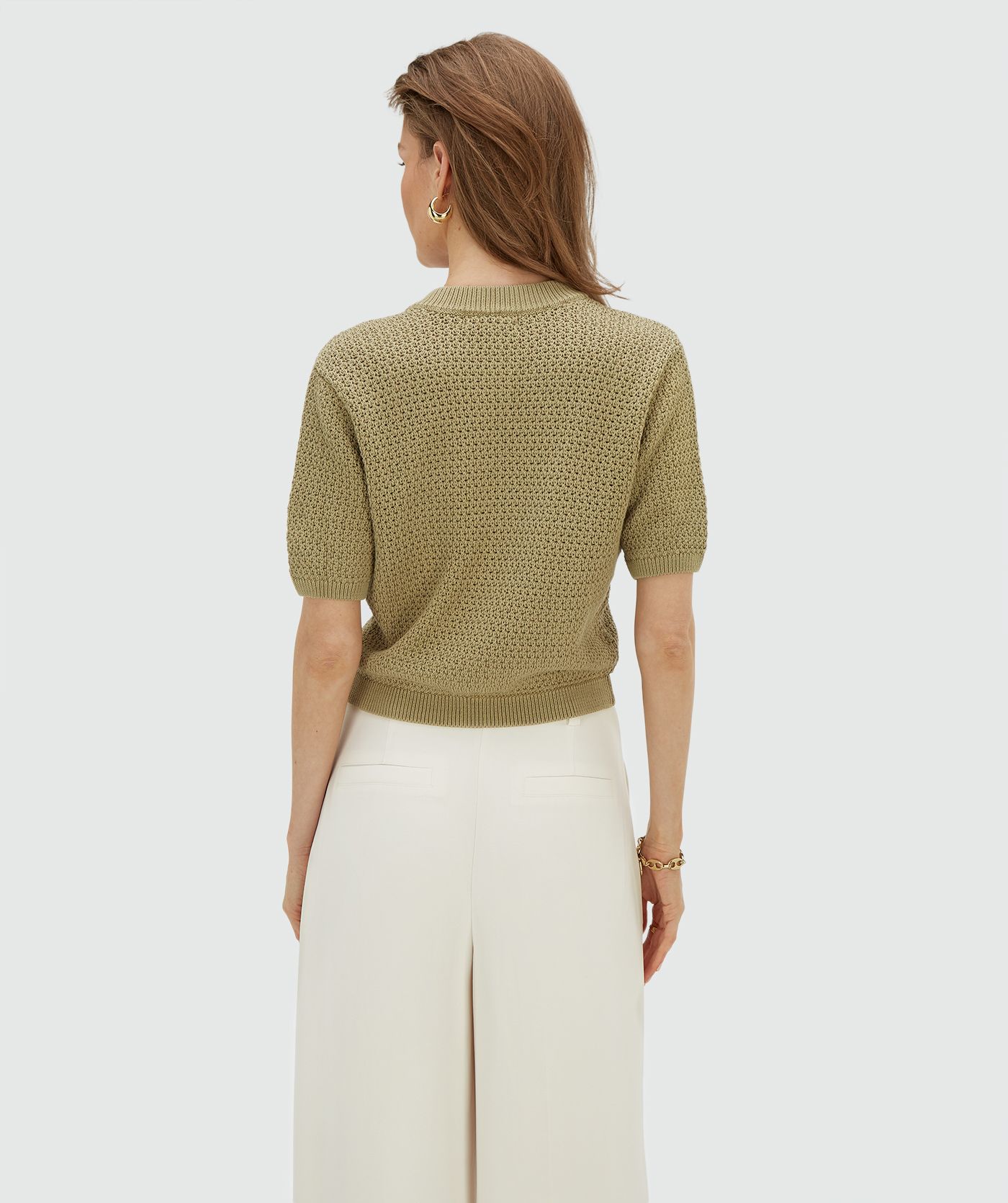Achteraanzicht van een model in  een regular fit vest in de kleur Dark Pistachio