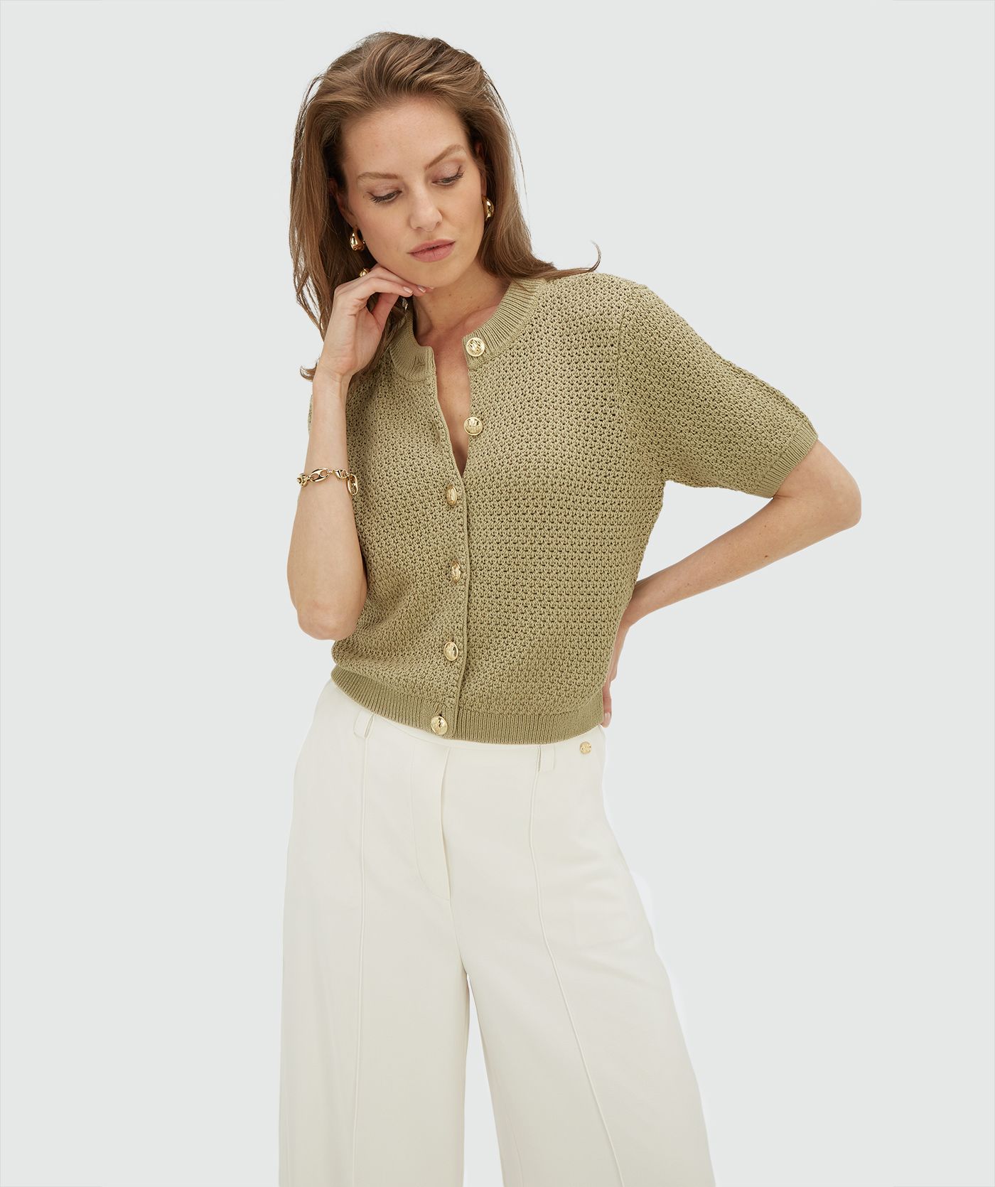 Model draagt een regular fit vest in de kleur Dark Pistachio