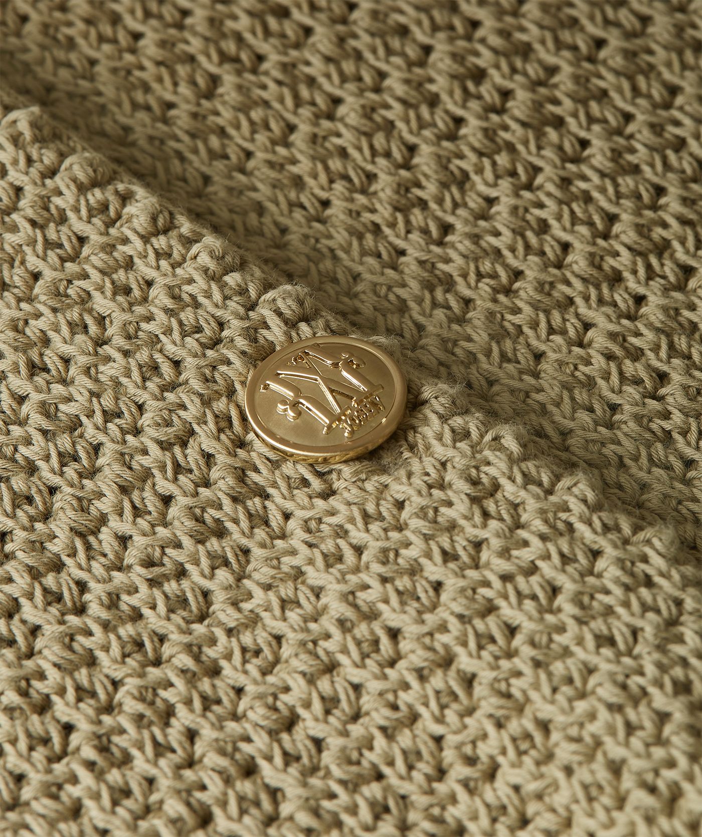 Close-up van een regular fit vest in de kleur Dark Pistachio