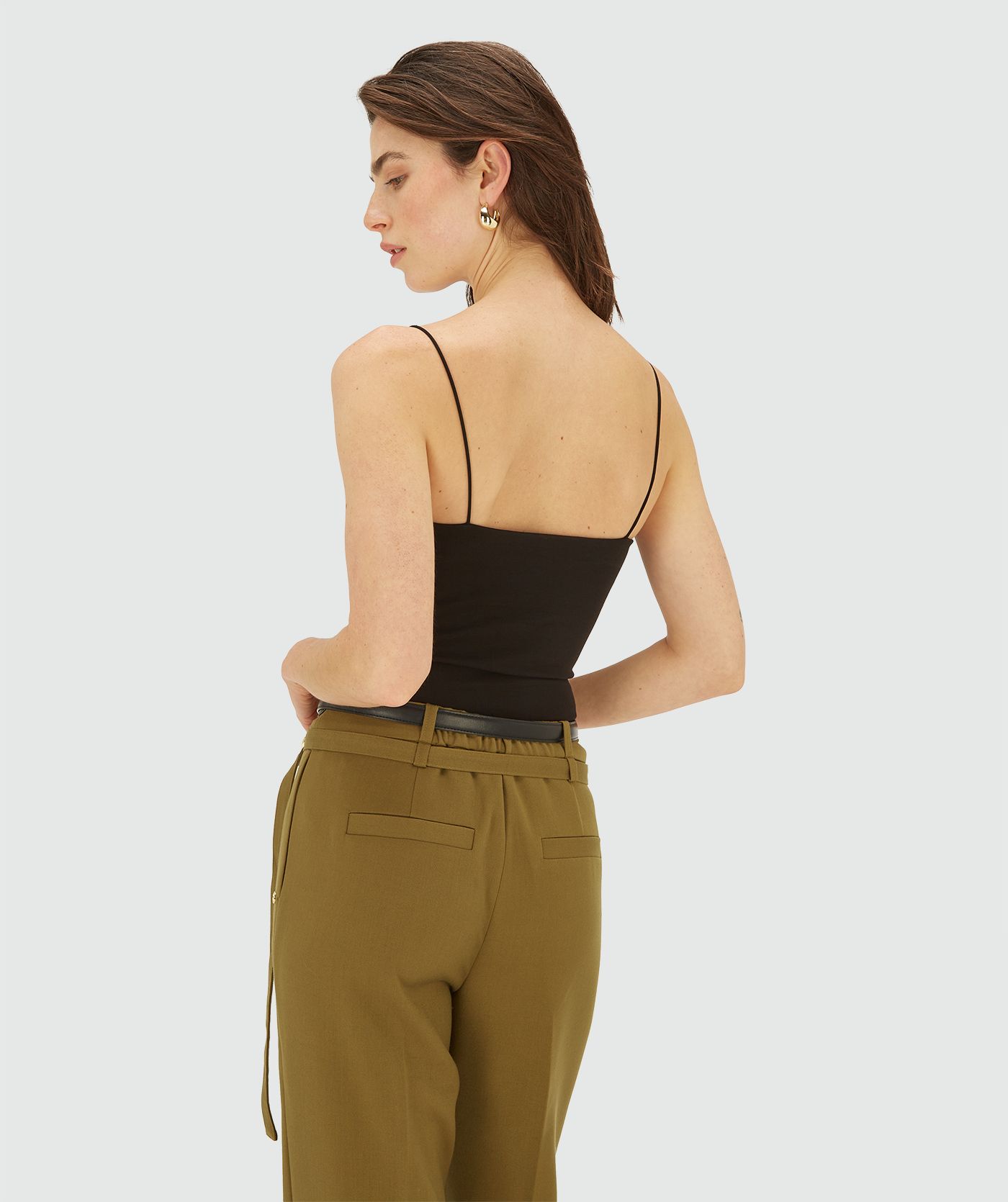 Achteraanzicht van model in een body met dunne bandjes in de kleur zwart