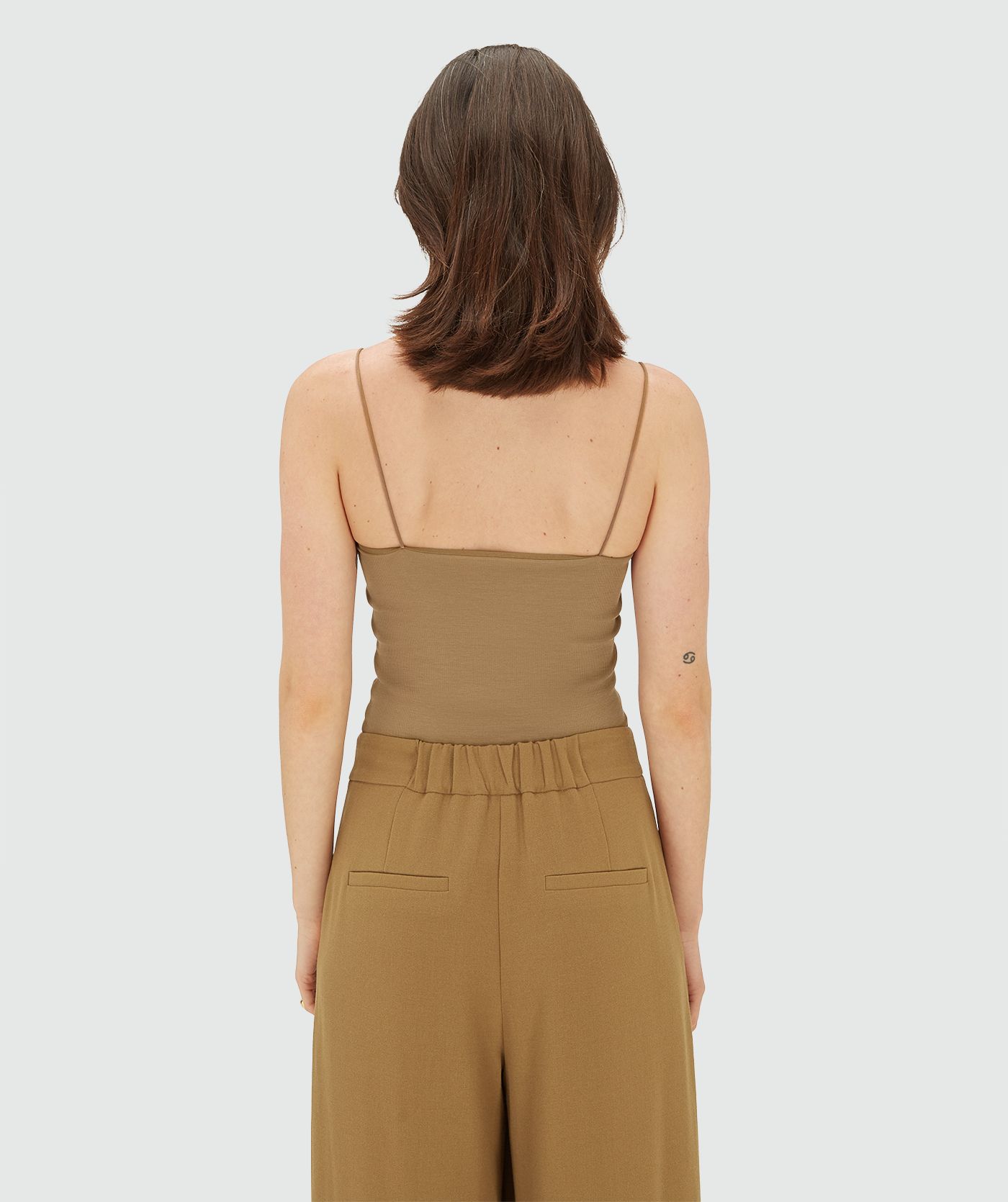 Achteraanzicht van een model in een body met dunne bandjes in de kleur Light Khaki
