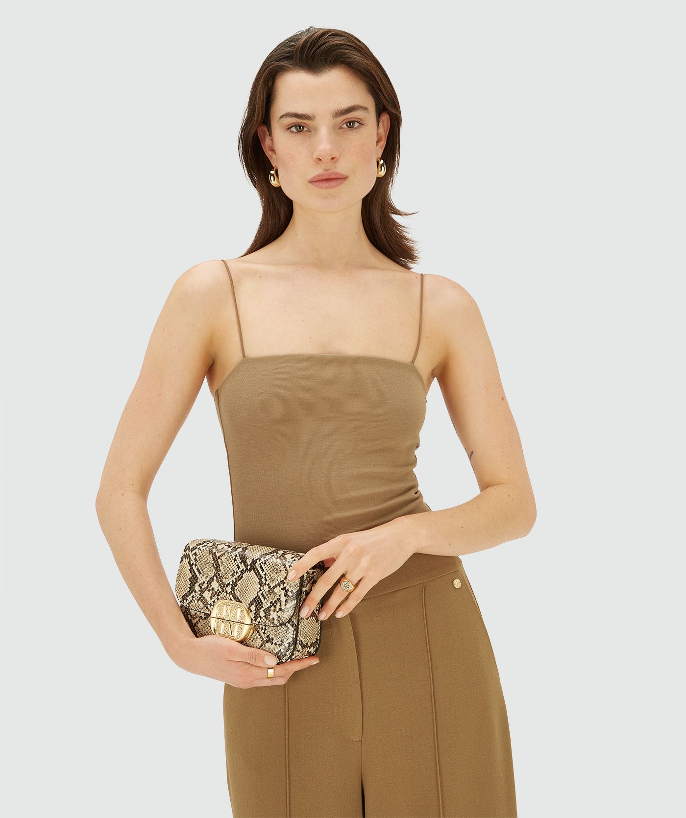 Model draagt een body met dunne bandjes in de kleur Light Khaki