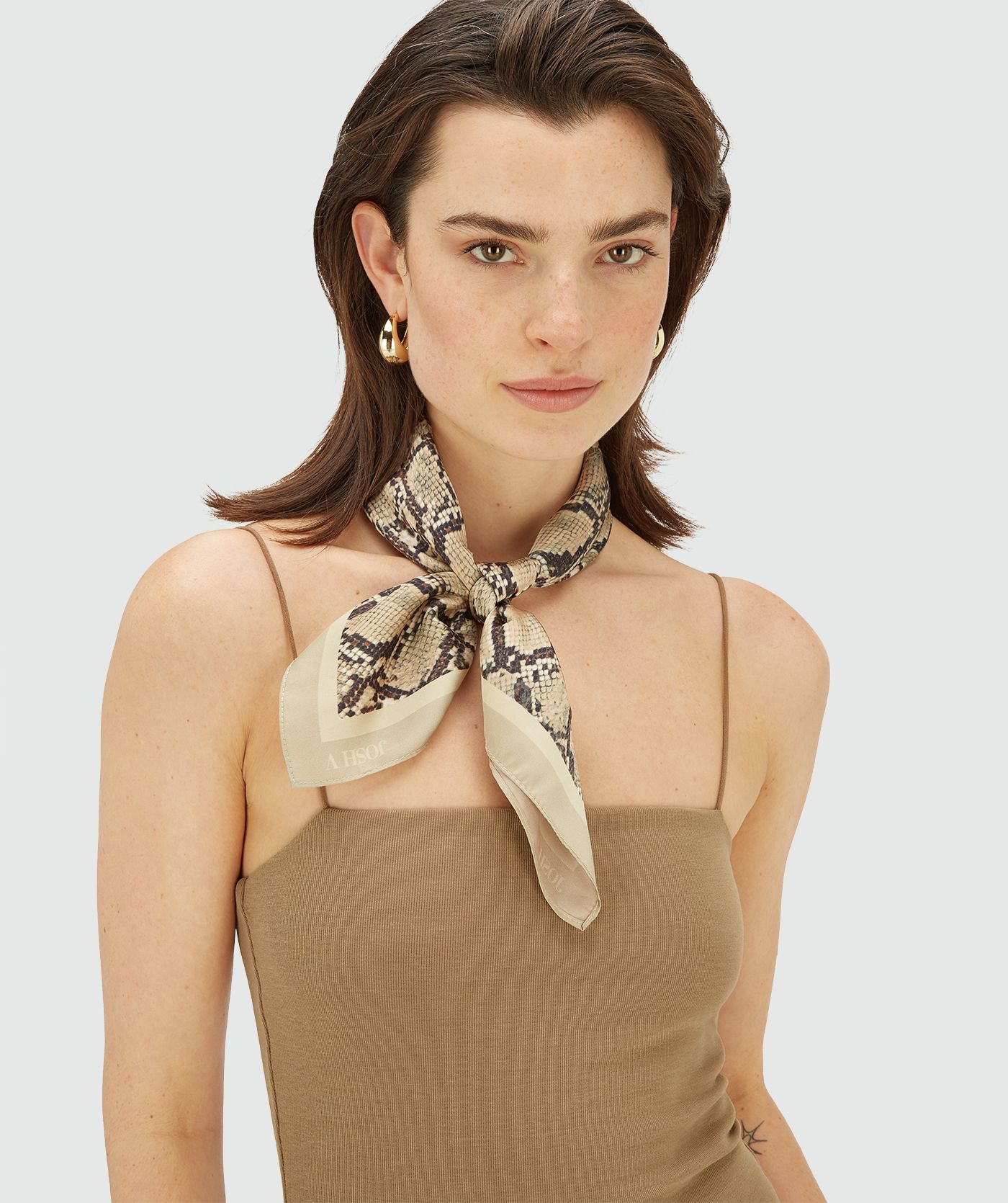 Model draagt een body met dunne bandjes in de kleur Light Khaki