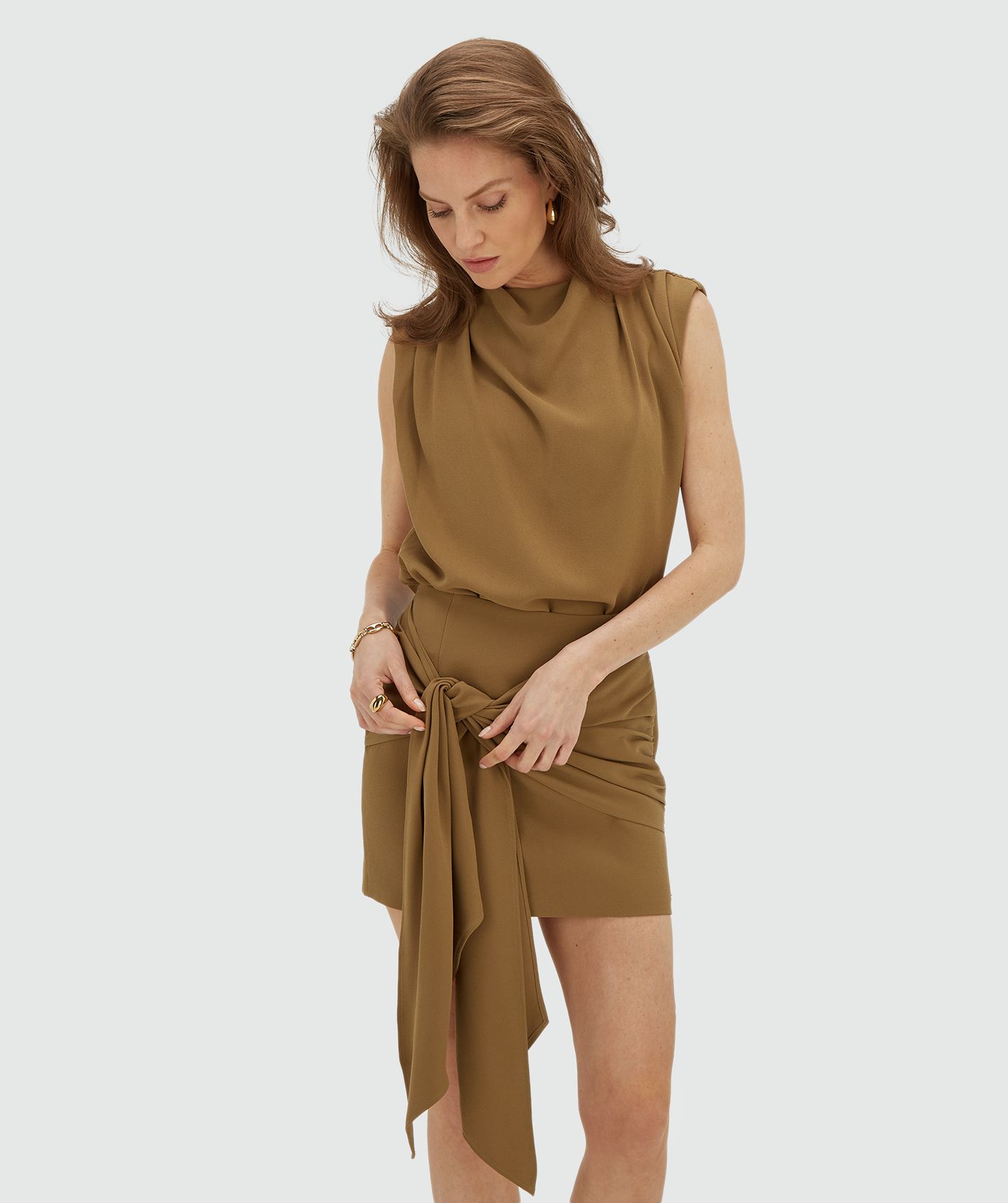 Model draagt een high waisted mini rok in de kleur Khaki
