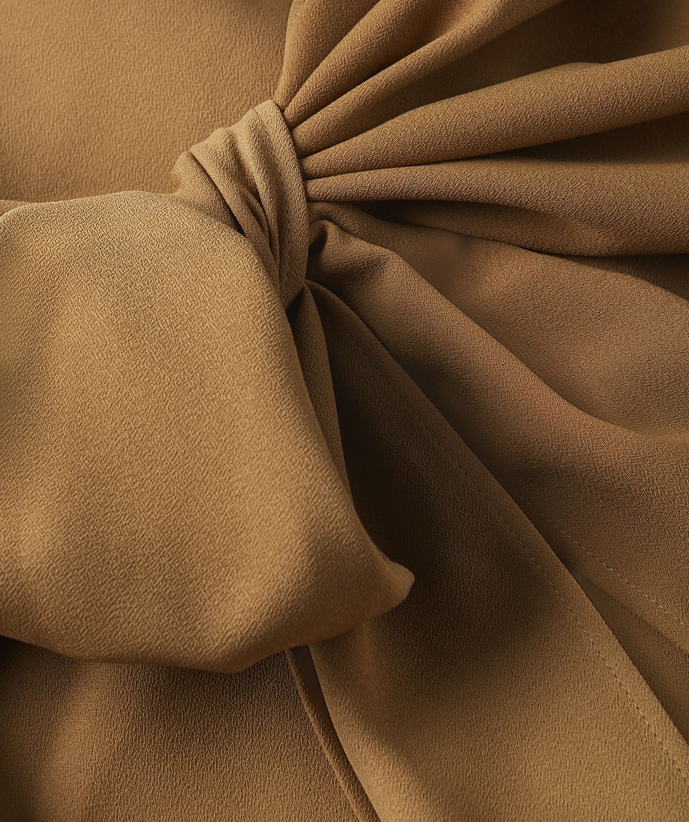 Close-up van een high waisted mini rok in de kleur Khaki