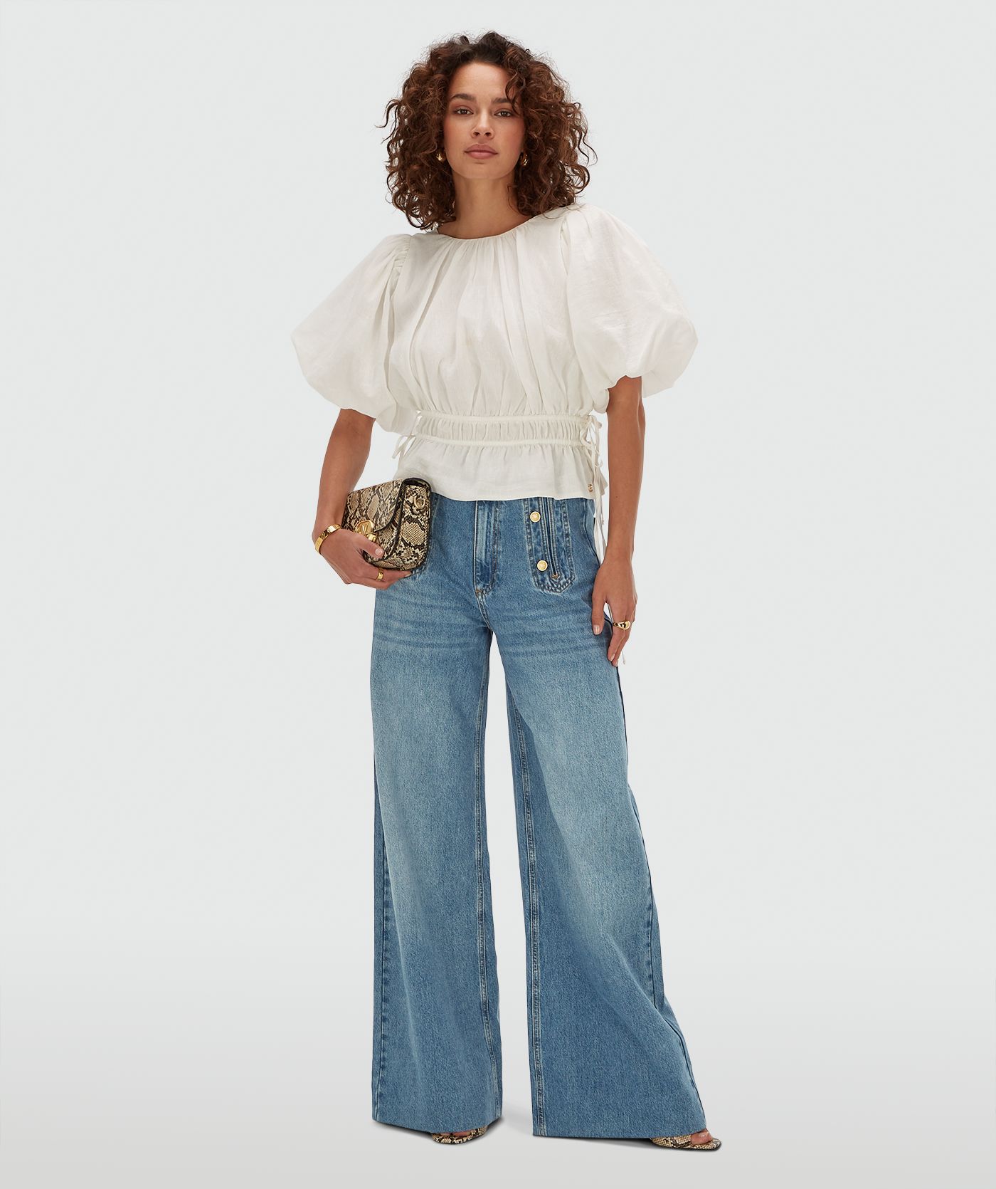 Model draagt een regular fit top met pofmouwen in de kleur Off White
