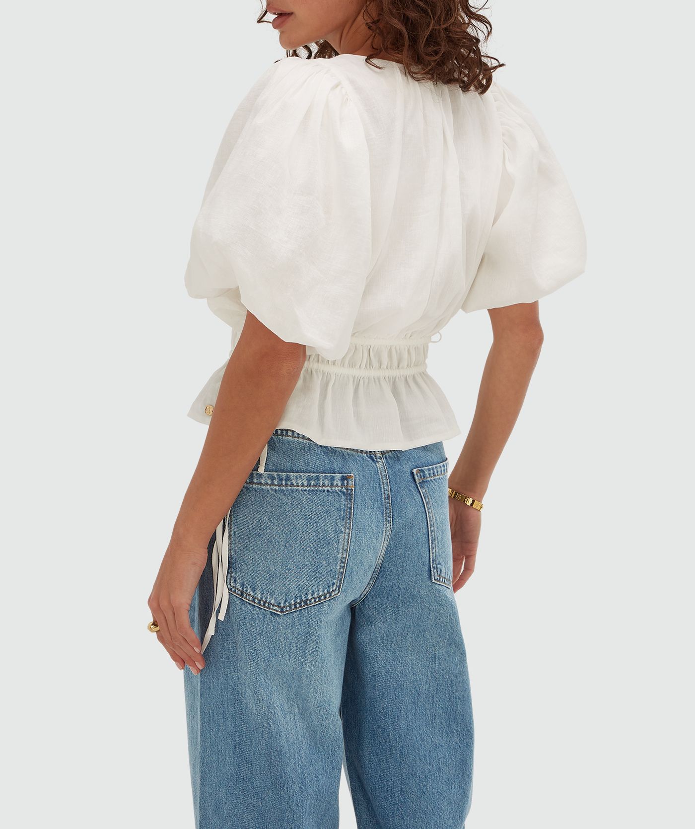 Achteraanzicht van een model in een regular fit top met pofmouwen in de kleur Off White
