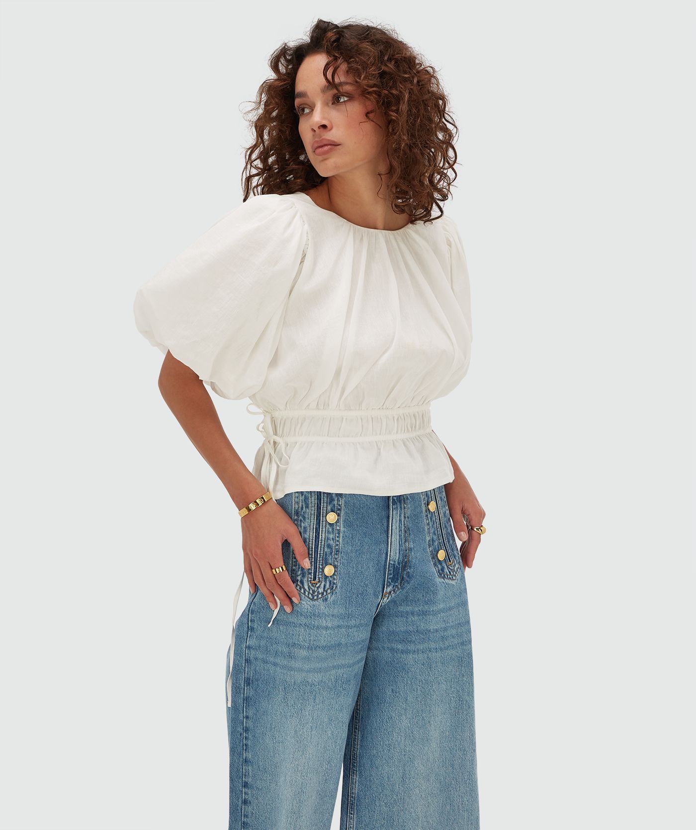 Model draagt een regular fit top met pofmouwen in de kleur Off White