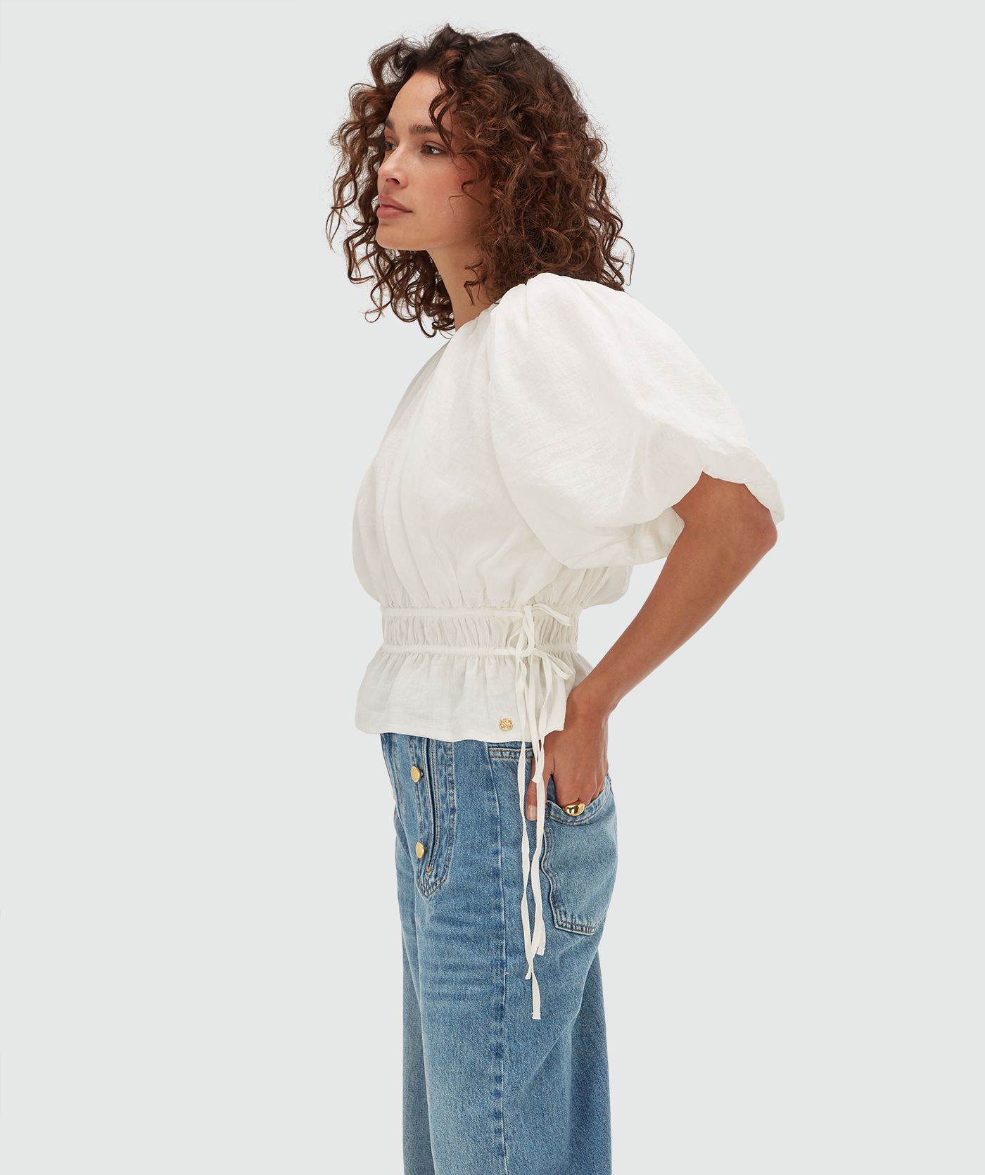 Zijaanzicht van een model in een regular fit top met pofmouwen in de kleur Off White