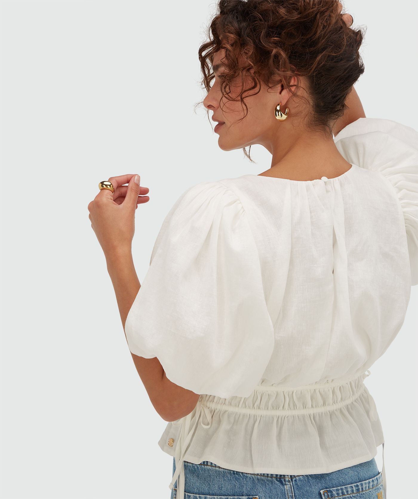 Achteraanzicht van een model in een regular fit top met pofmouwen in de kleur Off White