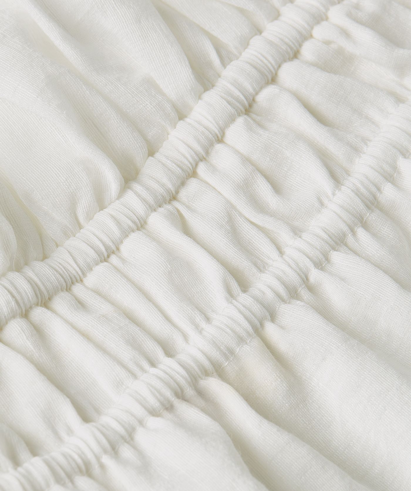 Close-up van een regular fit top met pofmouwen in de kleur Off White