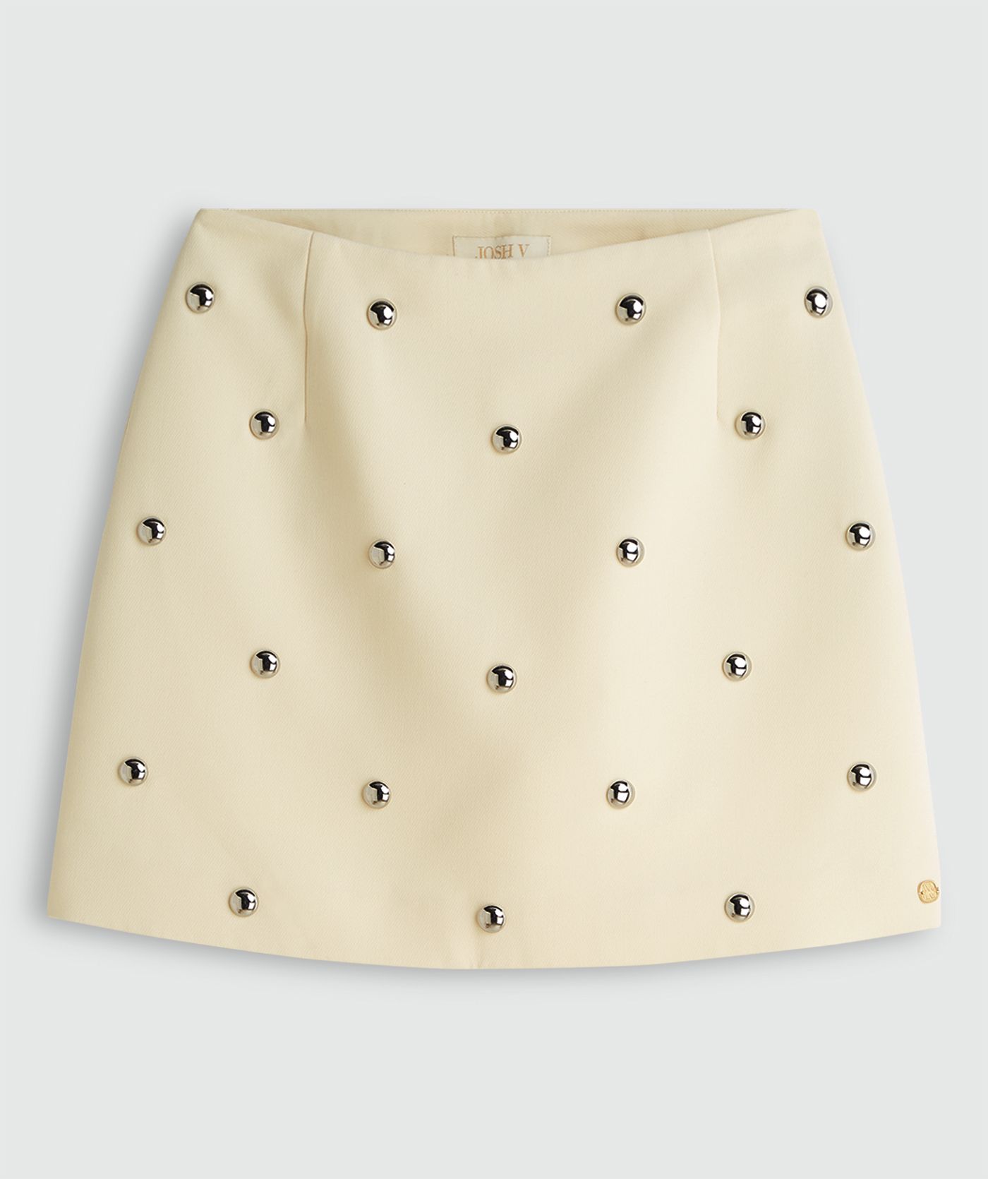 Lichtgeel rokje met zilveren studs zonder model, weergegeven op een lichtgrijze achtergrond