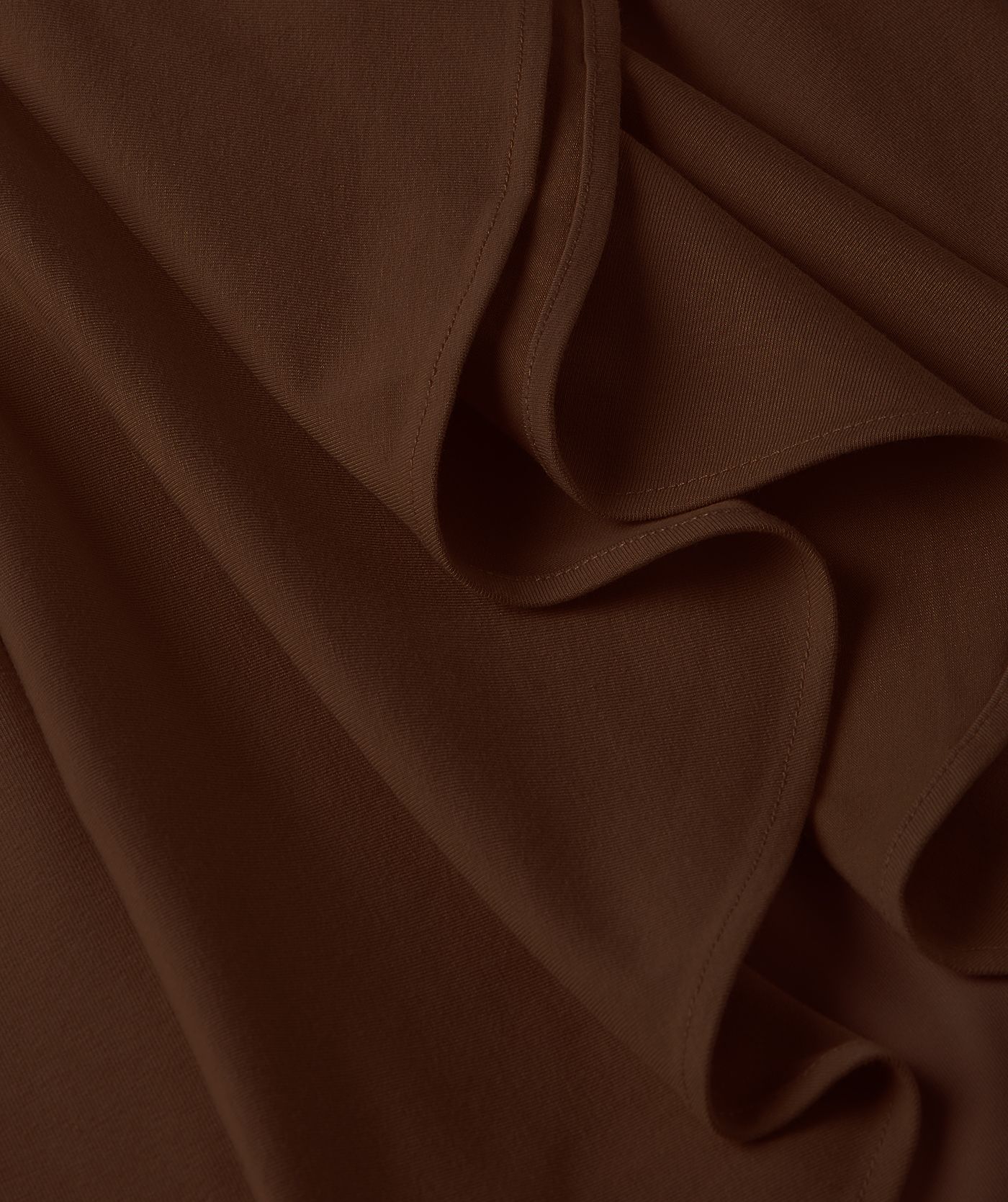 Detailshot van een donkerbruine jurk.